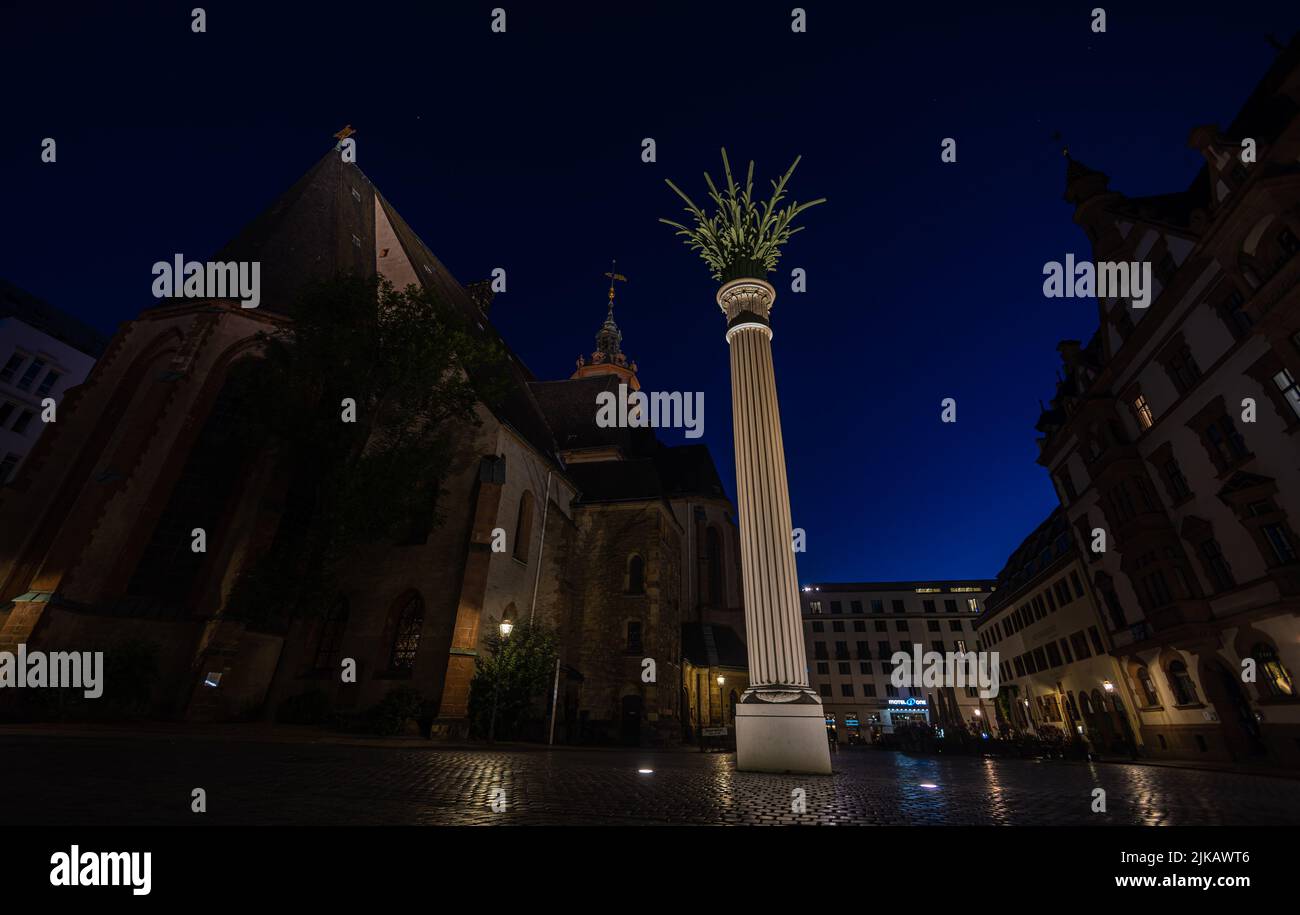 Lipsia, Germania - 02 luglio 2022: Il pilastro Nikolai in piazza Nikolai. Costruito in vista della sua importanza nella rivoluzione pacifica del 1989. Il monum Foto Stock