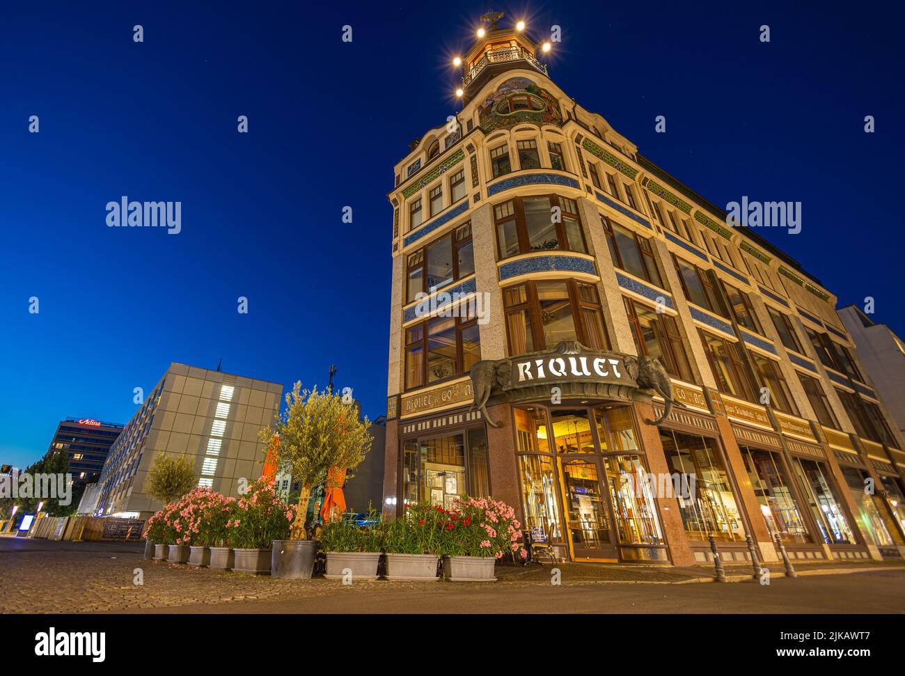 Lipsia, Germania - 02 luglio 2022: Centro della città della metropoli della sassonia di notte. Kaffeehaus Riquet Café presso la „Reichsstrasse“. Due statue di elefanti l Foto Stock