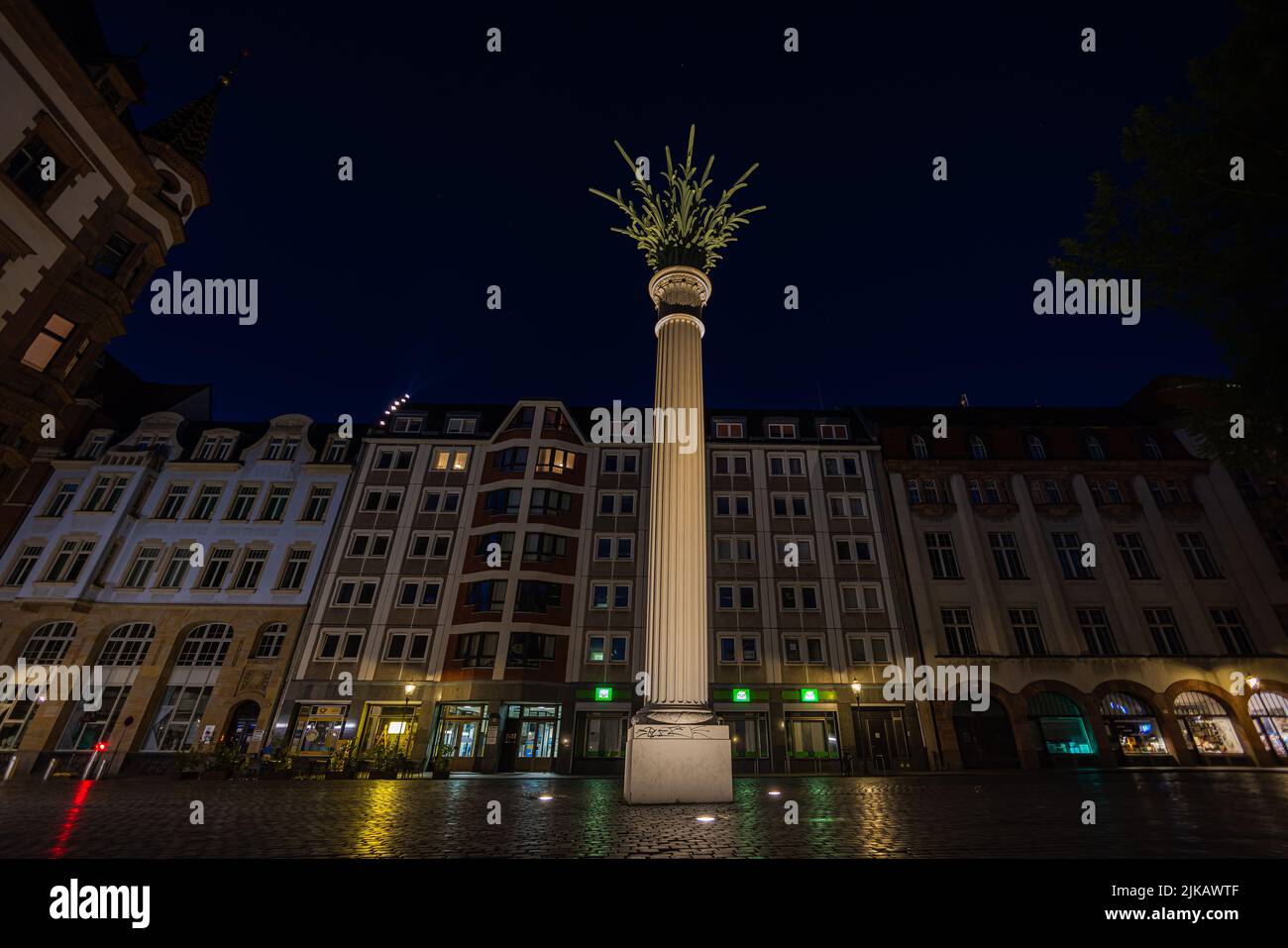 Lipsia, Germania - 02 luglio 2022: Il pilastro Nikolai in piazza Nikolai. Costruito in vista della sua importanza nella rivoluzione pacifica del 1989. Il monum Foto Stock