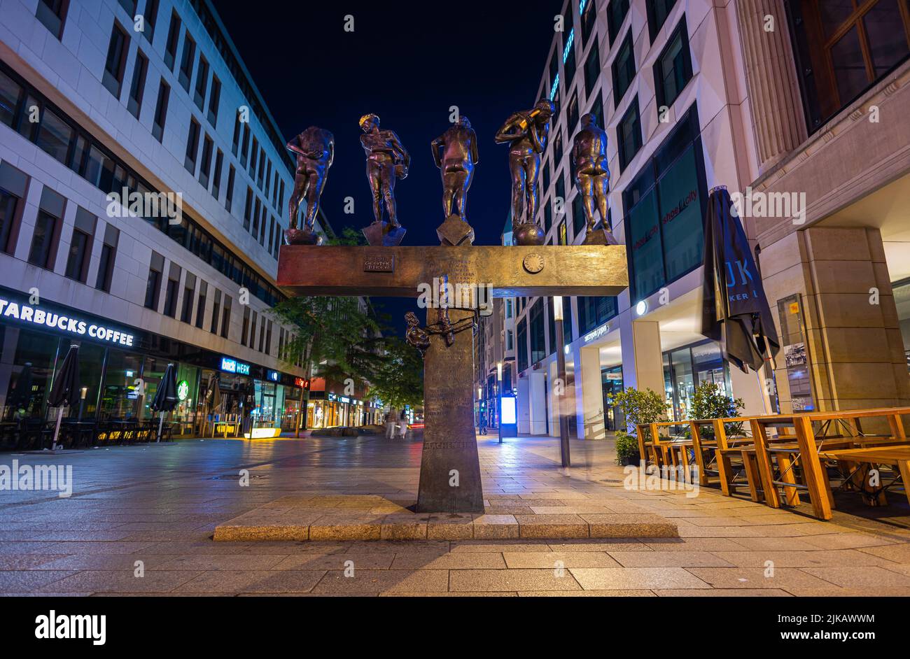 Lipsia, Germania - 2 luglio 2022: Vista di Grimmaische Strasse con la statua intempestiva dei contemporanei (unzeitgemaesse zeitgenossen). Passeggiata per lo shopping Foto Stock