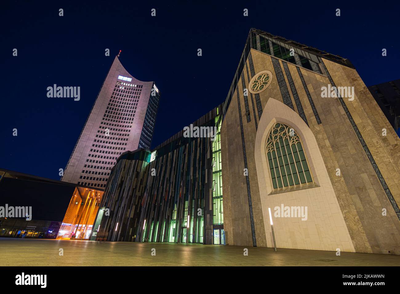 Lipsia, Germania - 02 luglio 2022: Centro della città di notte. Il nuovo Paulinum dell'Università di Lipsia si trova nel sito della vecchia chiesa universitaria Foto Stock