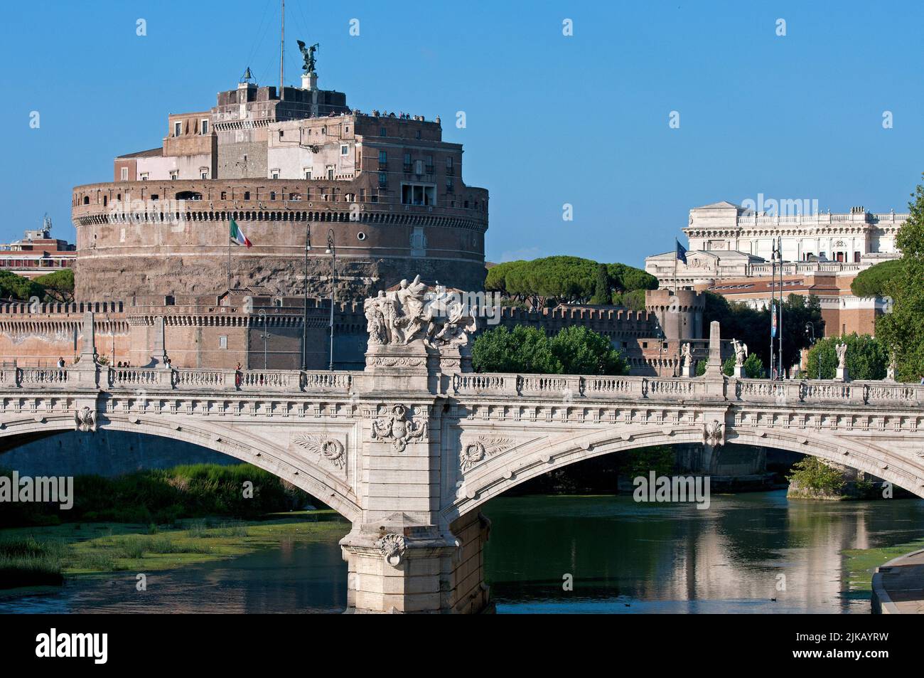 Ponte Vittorio Emanuele II, Castel Sant'Angelo (Mausoleo di Adriano) e Palazzo di Giustizia (noto come Palazzaccio) sulla destra, Roma, Italia Foto Stock