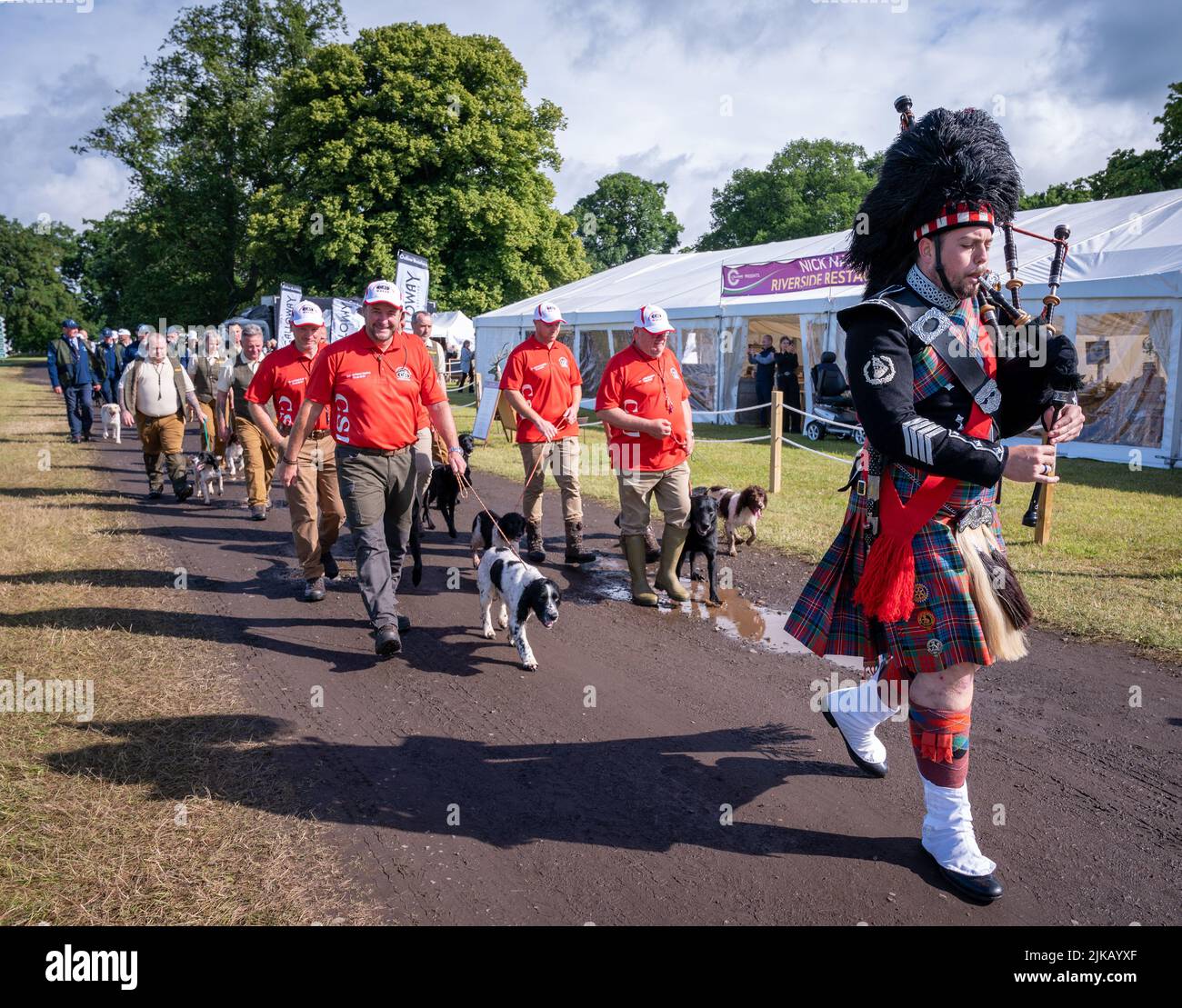 Il Concorso internazionale di cani da Gun delle quattro Nazioni, processione alla GWCT Scottish Game Fair 2022, Scone Palace, Perthshire Foto Stock