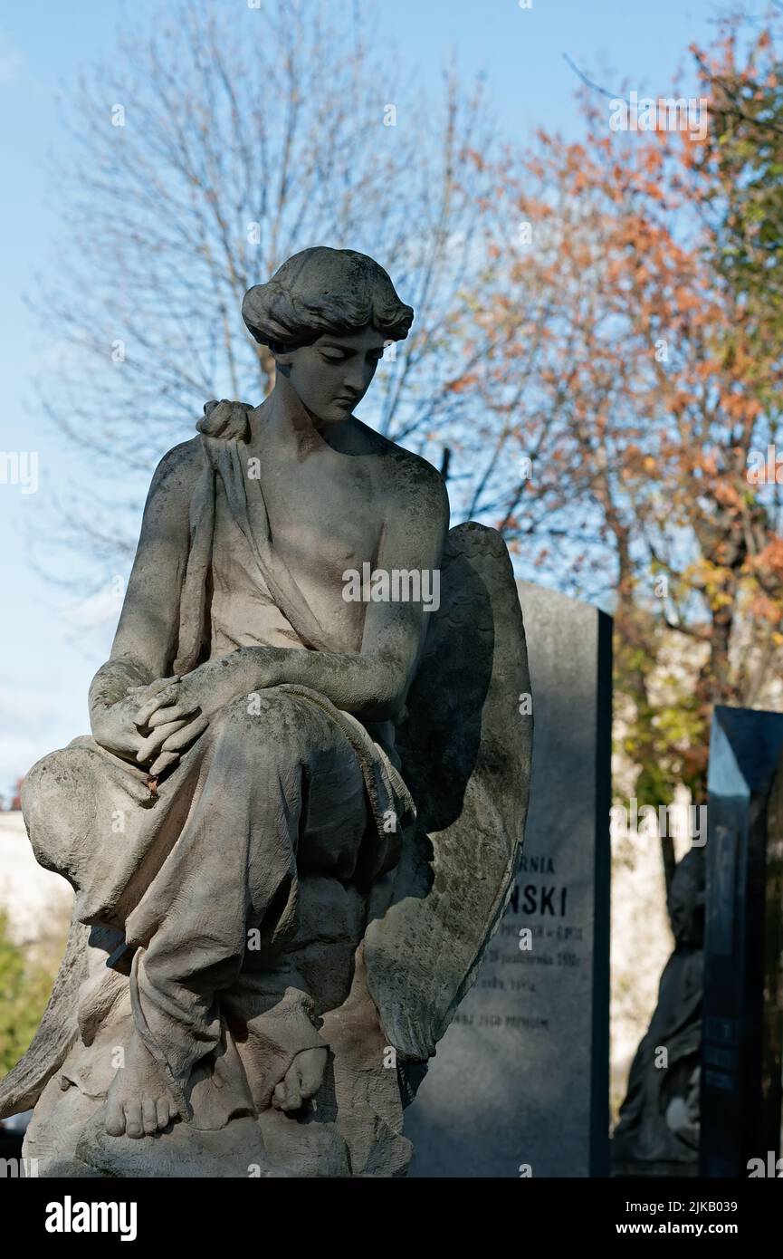 Scultura tomba di un angelo seduto al cimitero di Lychakiv a Lviv, Ucraina Foto Stock