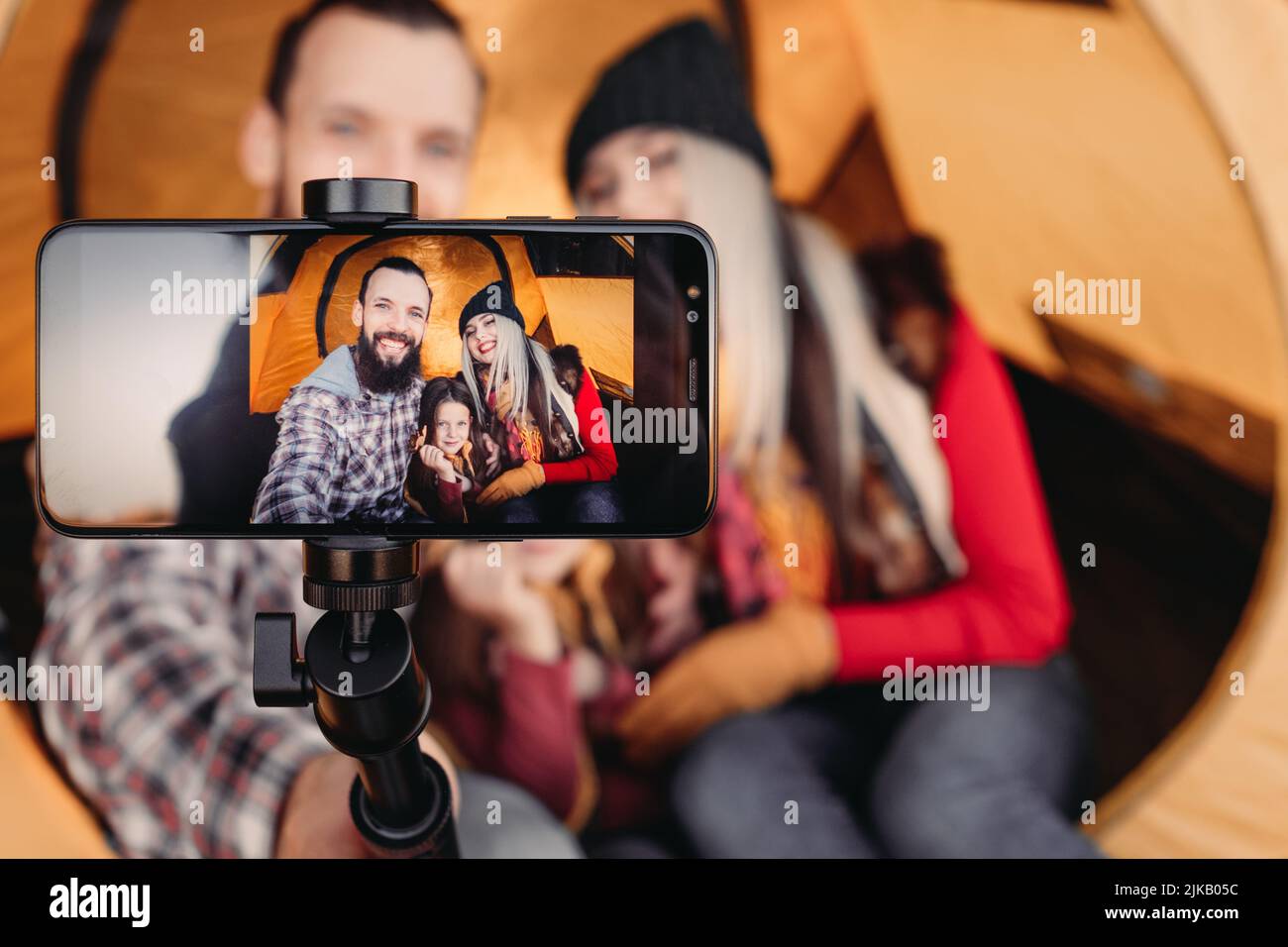 autunno turismo famiglia smartphone fotocamera selfie Foto Stock