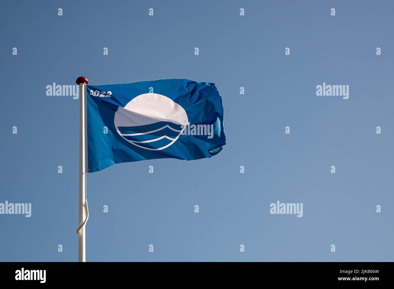 2022 Bandiera Blu iconica per l'acqua pulita che ondita nel vento, Danimarca, 1 agosto 2022 Foto Stock