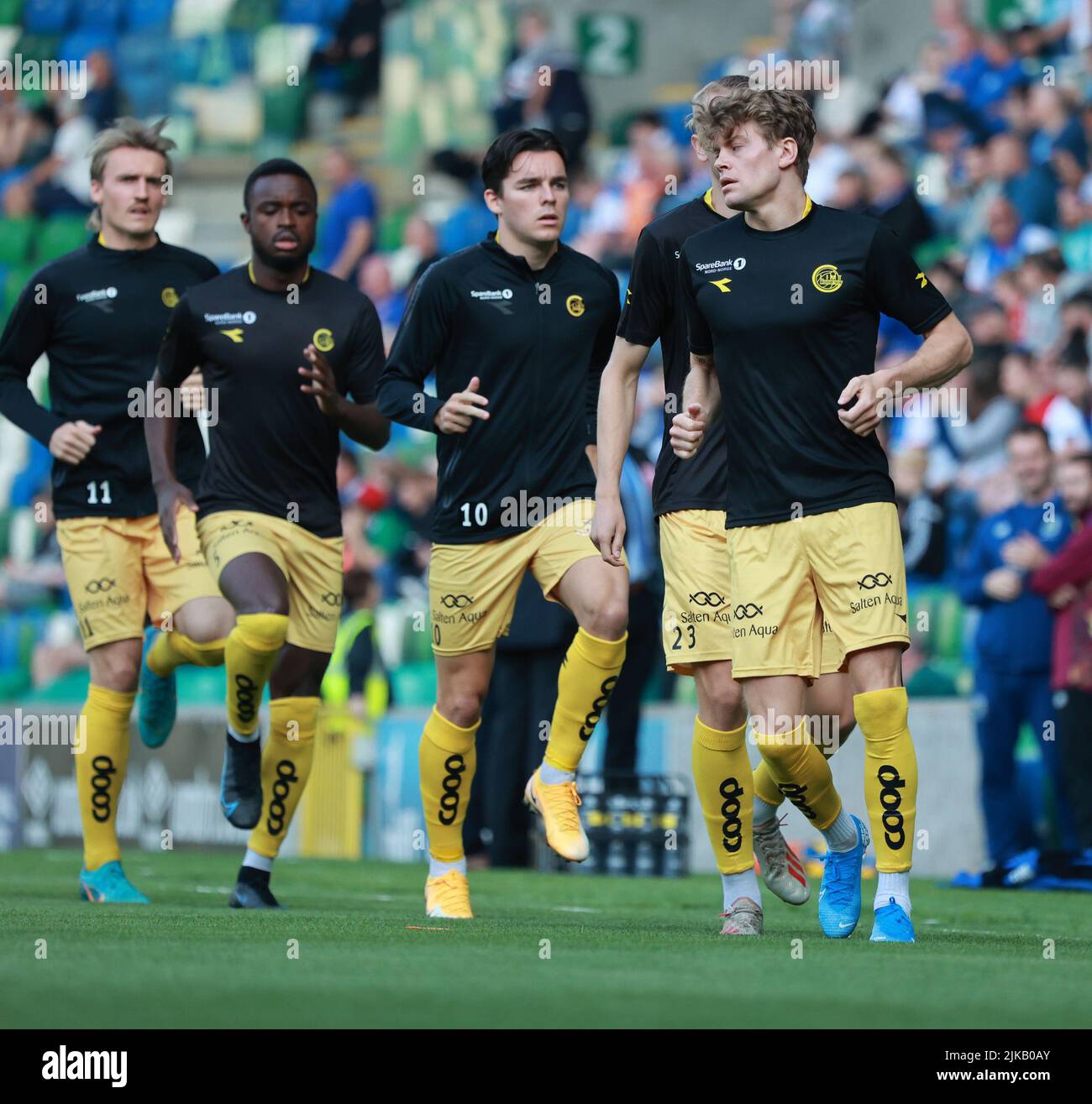 Windsor Park, Belfast, Irlanda del Nord, Regno Unito. 19 luglio 2022. UEFA Champions League secondo turno di qualificazione (prima tappa) – Linfield 1 Bodo/Glimt 0. Giocatori di FK Bodo/Glimt. Calcio norvegese lato Bodo/Glimt riscaldamento in allenamento prima della partita. Foto Stock