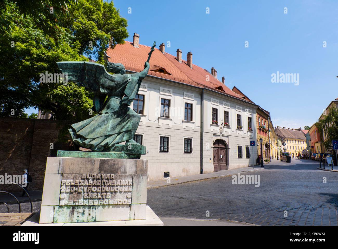 Statua dell'Angelo, Bécsi kapu ter, quartiere del castello, Buda Budapest, Ungheria Foto Stock