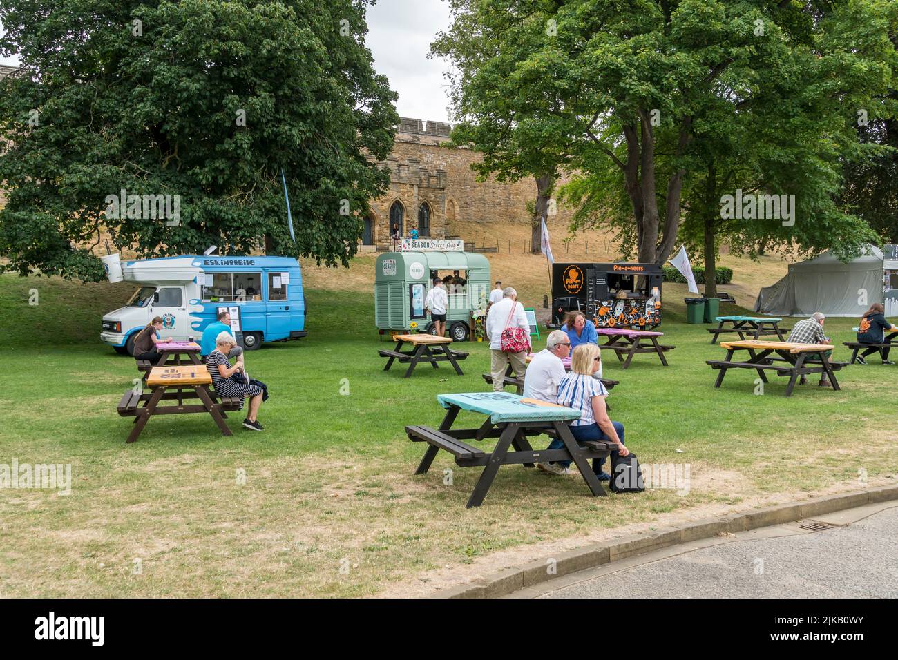Picnic sociale nei terreni del Castello di Lincoln Lincolnshire 23rd luglio 2022 Foto Stock