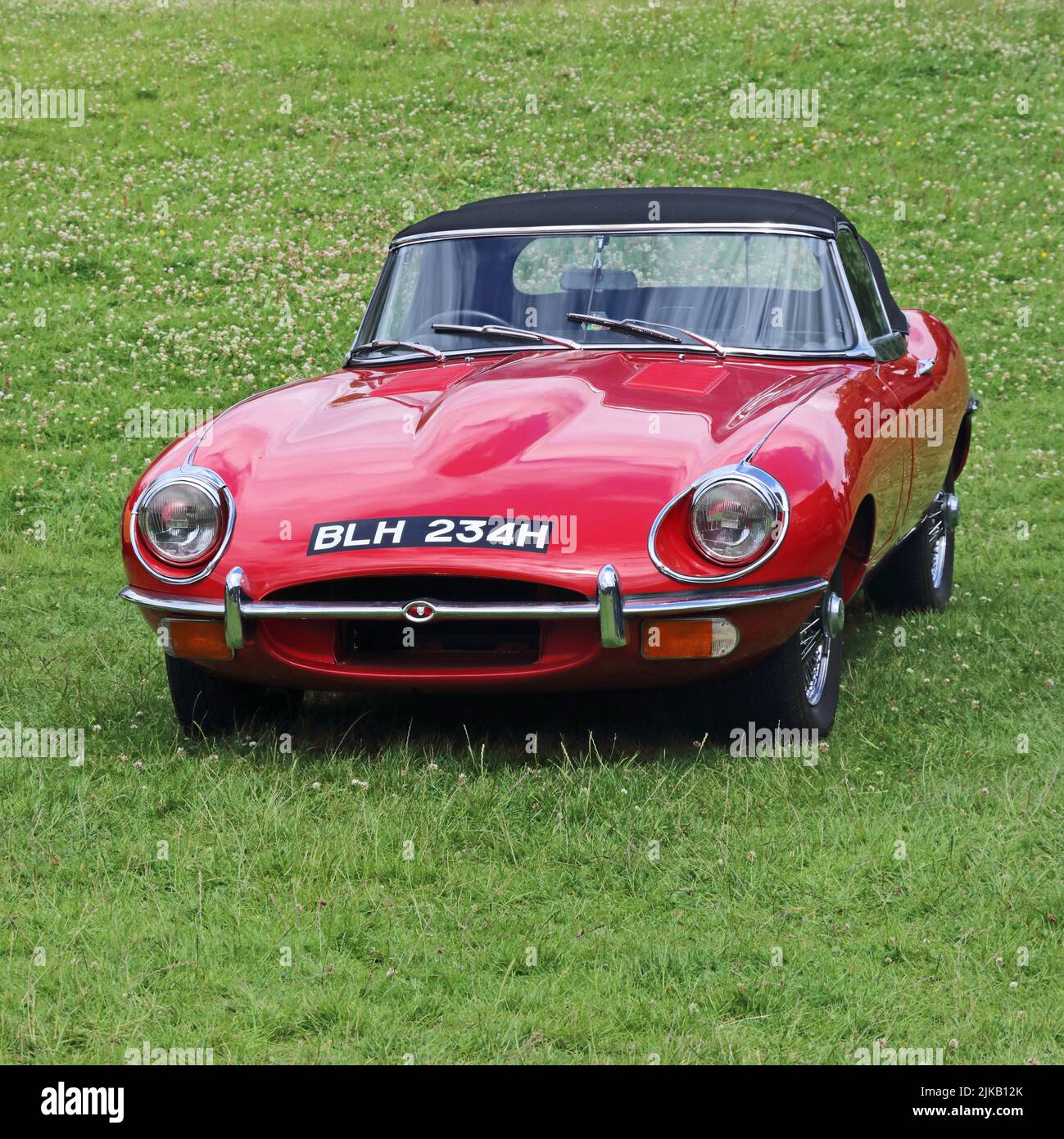 Red 1970 e-TYPE Jaguar 4,2liter con capote Foto Stock