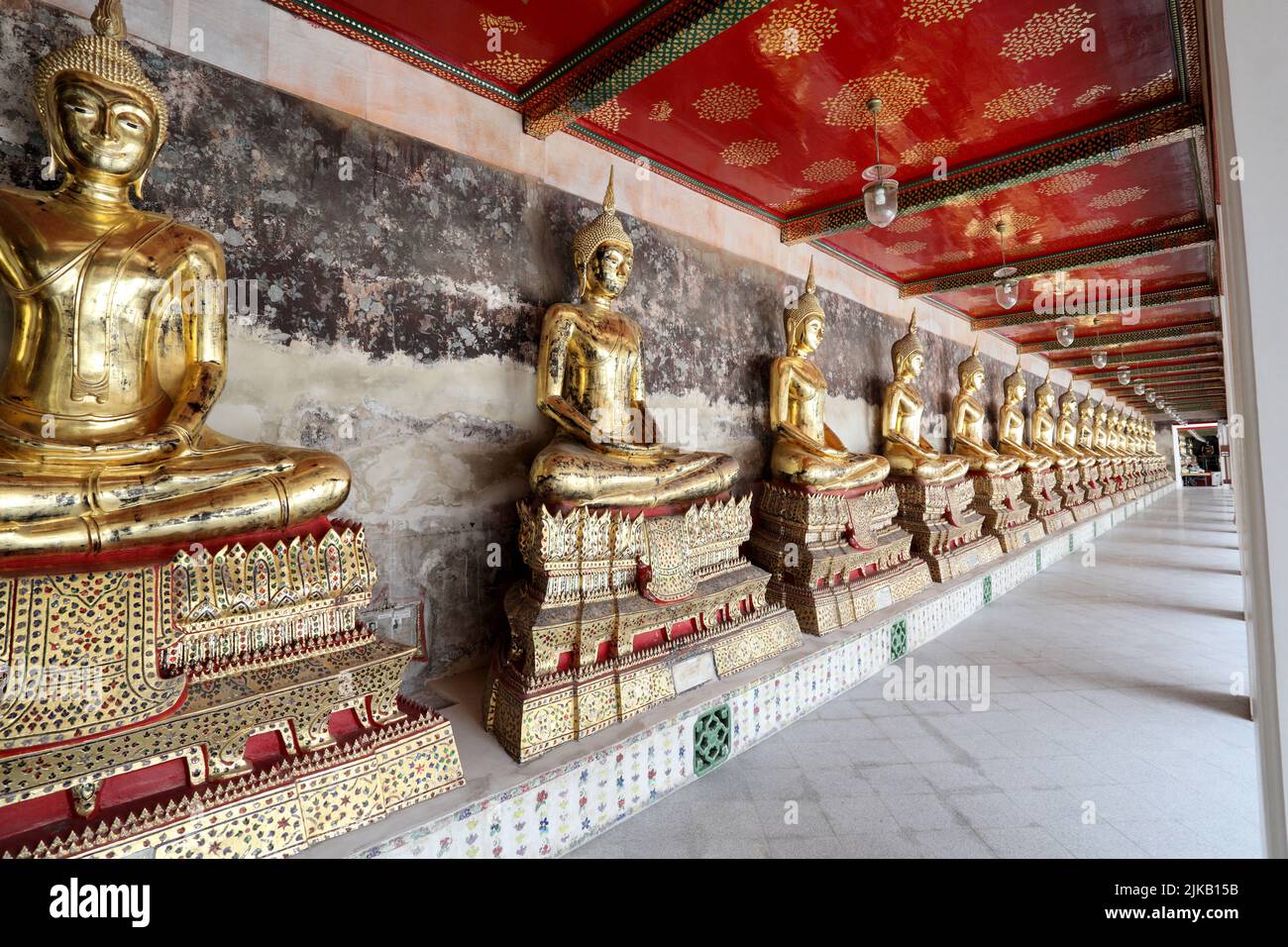 Bangkok, Thailandia - 9 luglio 2022: La statua del buddha d'oro situata alle mura della zona di Wat Suthat Thepwararam Ratchahawihan, il famoso si turistico Foto Stock