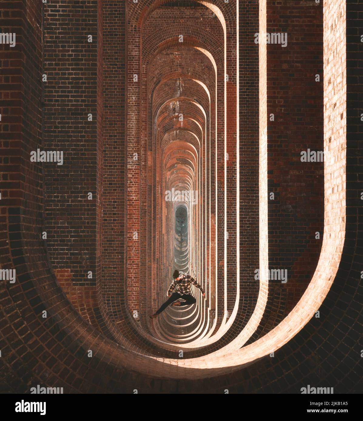Il Viadotto della valle di Ouse mostra Paul fotografando il suo amico Alex nel viadotto. Regno Unito: QUESTE IMMAGINI STUPEFACENTI di un viaggiatore solitario che attraversa la lan incredibile Foto Stock