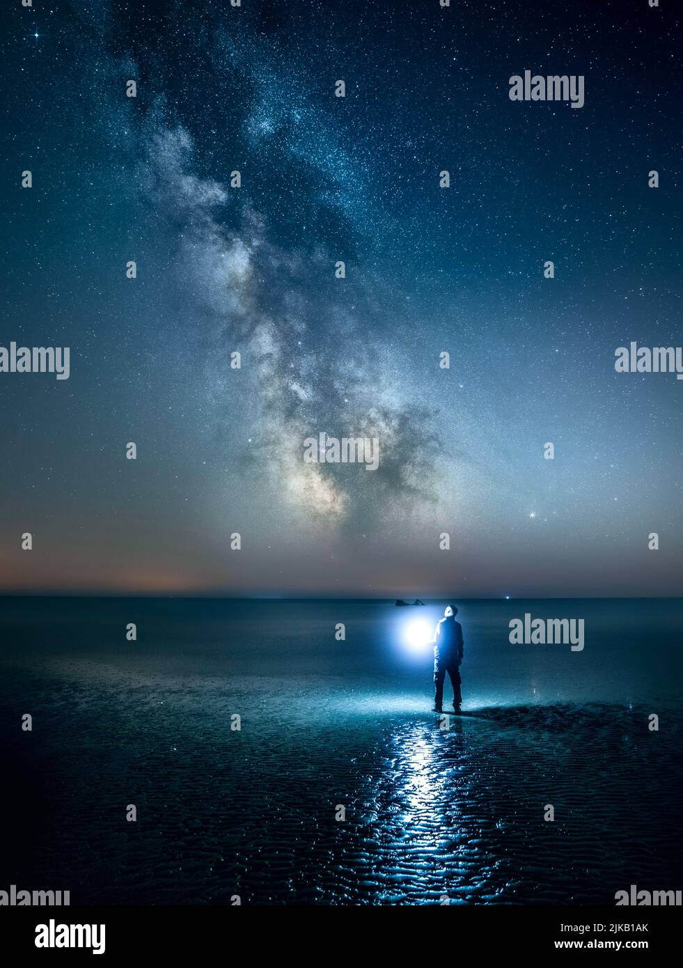 Una splendida immagine dal titolo 'Stargazing, Stargazer'. Regno Unito: QUESTE SPLENDIDE immagini di un viaggiatore solitario che attraversa paesaggi incredibili dimostrano come il Regno Unito è uno Foto Stock