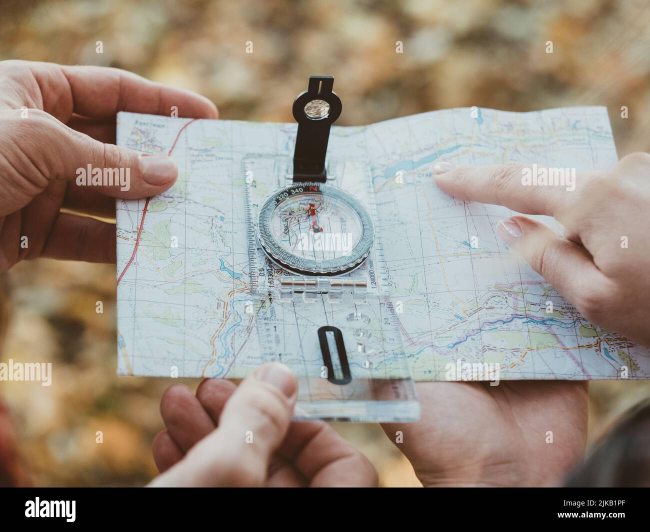 escursioni turismo hobby viaggiatori bussola mappa Foto Stock