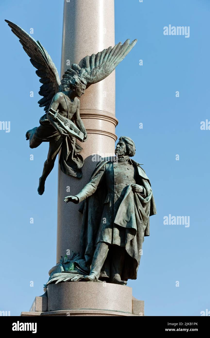 Frammento del monumento al poeta polacco Adam Bernard Mickiewicz con genio alato di poesia con lira a Lviv, Ucraina Foto Stock