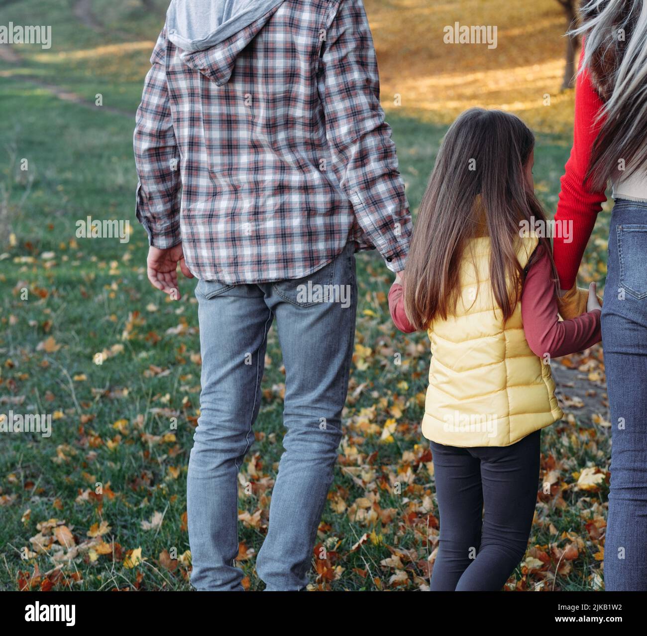 autunno tempo libero genitori figlia a piedi parco naturale Foto Stock