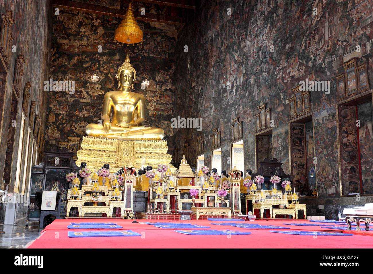 Bangkok, Thailandia - 9 luglio 2022: La statua gigante del buddha nella grande cappella di Wat Suthat Thepwararam Ratchahawihan, il famoso tempio buddista Foto Stock