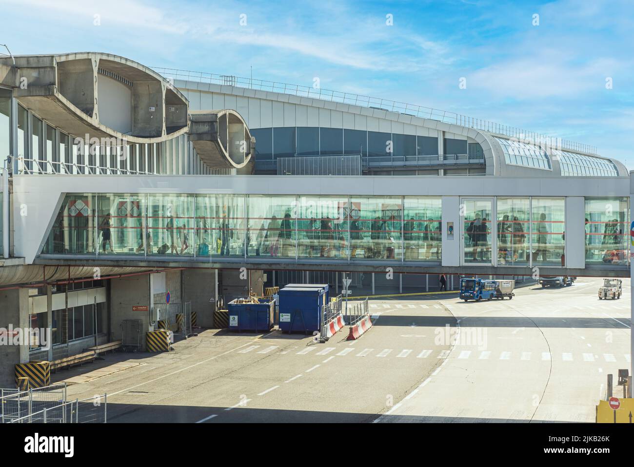 ROISSY, FRANCIA - GIUGNO 20: Imbarco persone aereo il 20 giugno 2022 all'aeroporto Charles de Gaulle di Roissy, Francia Foto Stock