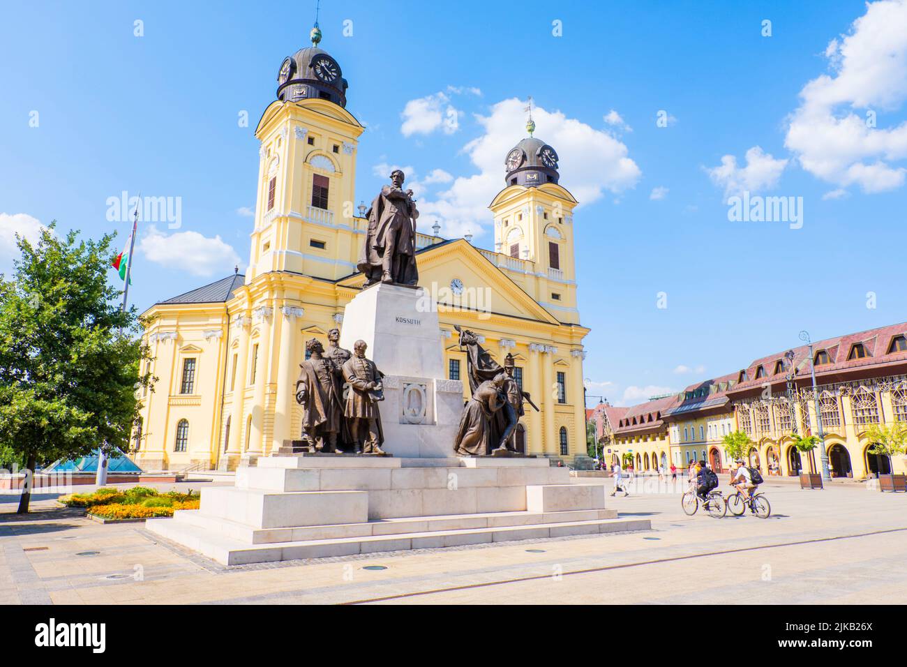 Grande chiesa di Debrecen riformata, statua commemorativa di Lajos Kossuth, Kossuth Lajos ter, Debrecen, Ungheria Foto Stock
