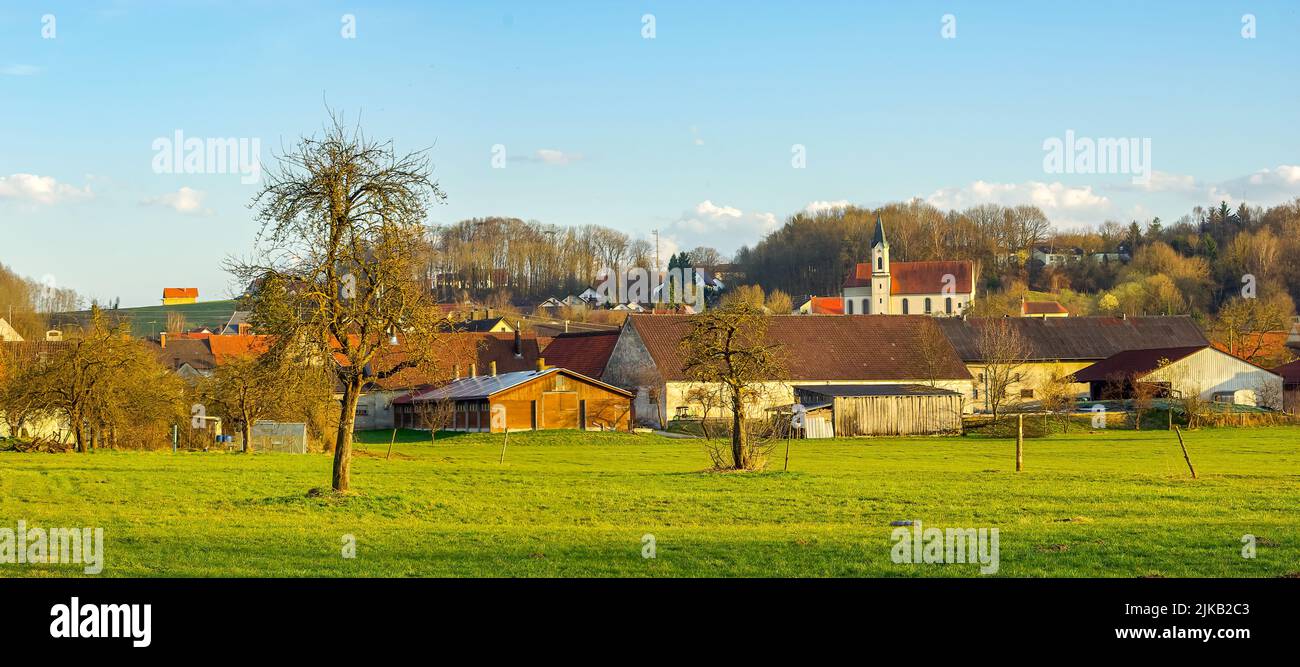 Veduta del villaggio di Gundremmingen e della chiesa parrocchiale di San Martino vicino a Günzburg nel distretto amministrativo di Swabia, Baviera, Germania. Foto Stock
