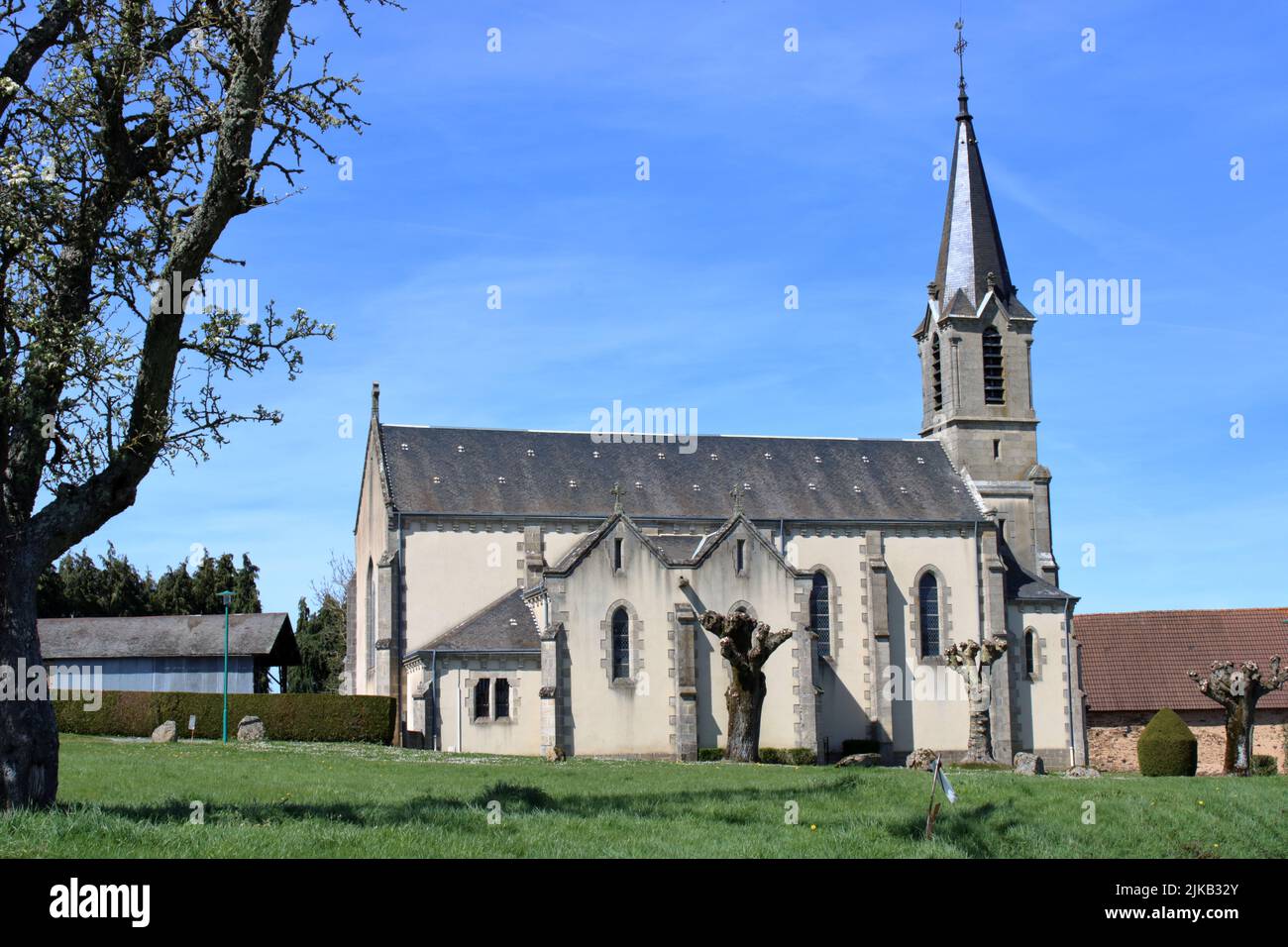 La bella chiesa a Sazeray una città situata nella regione Creuse della Francia rurale centrale. Foto Stock