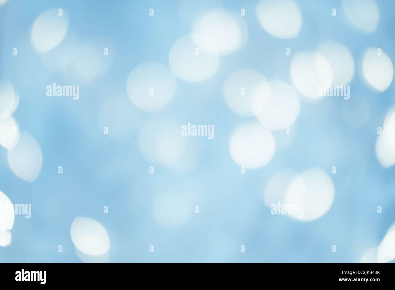 inverno sfocatura bianco luci cielo blu sfondo neve Foto Stock