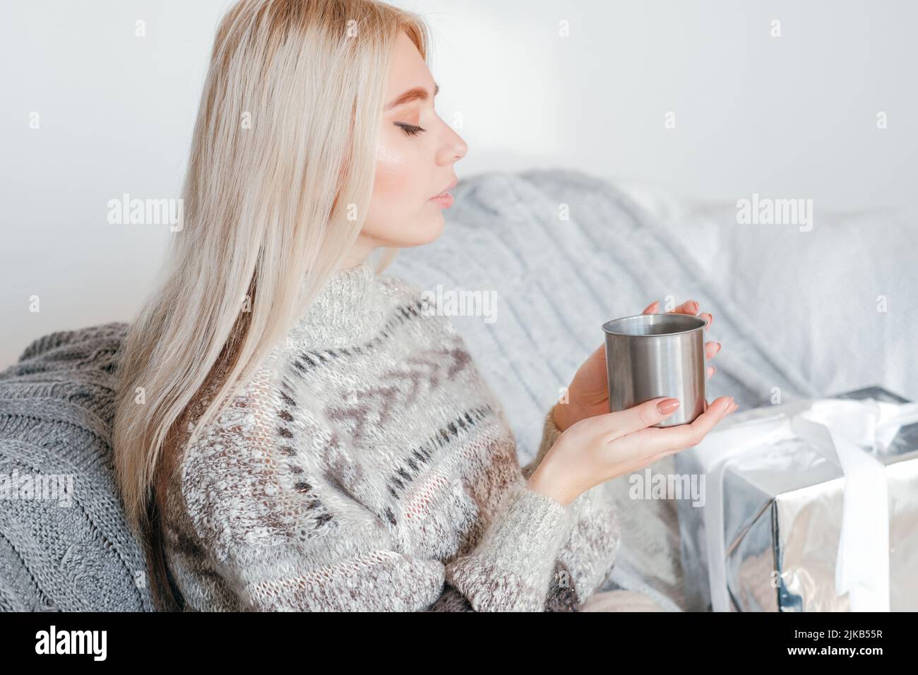 vacanze invernali donna maglione bevanda calda scatola regalo Foto Stock