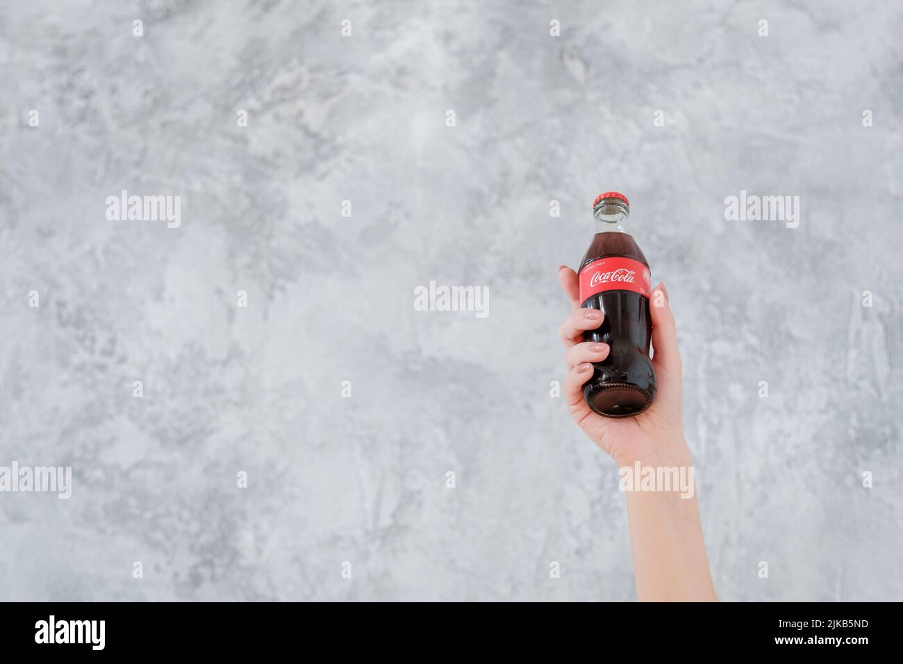 festa di natale con bottiglie di vetro coca cola Foto Stock
