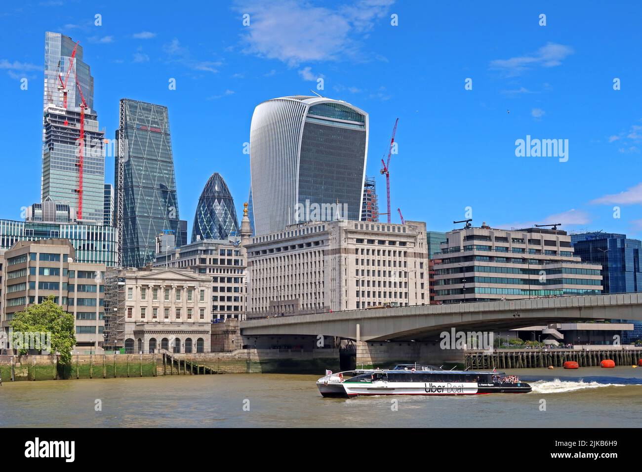 Vista dello skyline finanziario di Londra, dalla riva sud del Tamigi, Londra, Inghilterra, Regno Unito - incl Gherkin, CheeseGrater & Walkie Talkie Foto Stock