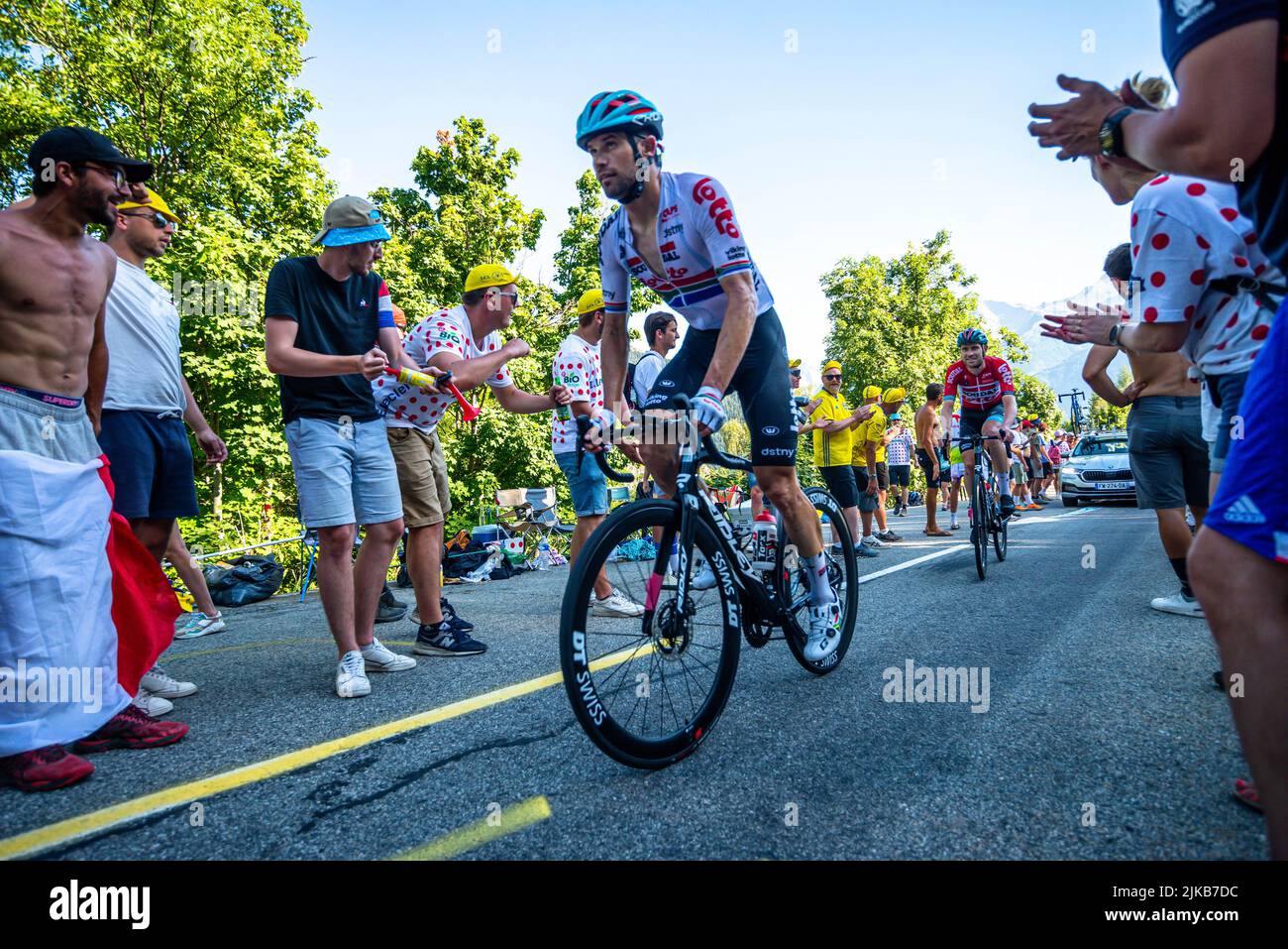 Gli appassionati di ciclismo che percorrono il percorso fino all'Alpe d'Huez durante l'edizione 2022 del Tour de France e i piloti che passano attraverso Foto Stock