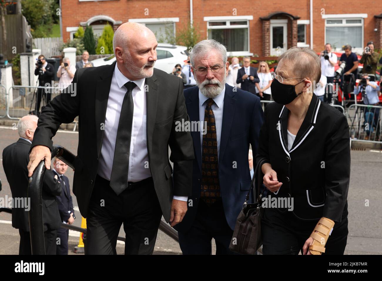 (Da sinistra a destra) Presidente dell'Assemblea dell'Irlanda del Nord Alex Maskey, ex presidente del Sinn Fein Gerry Adams, e Barbara De Brun, arriva per i funerali dell'ex primo ministro dell'Irlanda del Nord e leader dell'UUP David Trimble, morto la settimana scorsa a 77 anni, presso la chiesa presbiteriana di Harmony Hill, Lisburn. Data foto: Lunedì 1 agosto 2022. Foto Stock