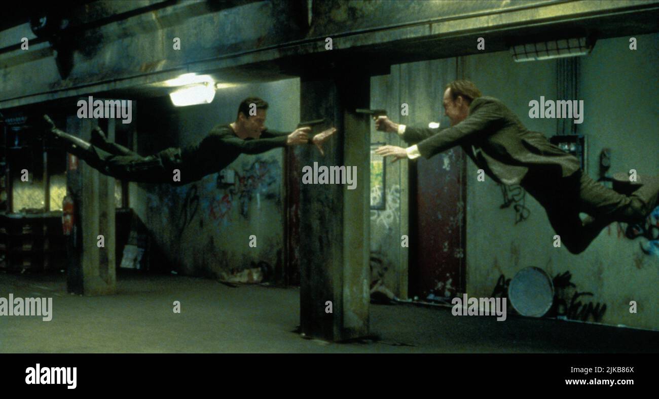 Keanu Reeves & Hugo Weaving Film The Matrix (USA/AUS 1999) personaggi: Neo & Agent Smith regista: The Wachowski Brothers 31 marzo 1999 **ATTENZIONE** questa fotografia è solo per uso editoriale ed è copyright DELLA WARNER BROS. E/o il fotografo assegnato dalla Film o dalla Production Company e può essere riprodotto solo da pubblicazioni in concomitanza con la promozione del suddetto Film. Un credito obbligatorio alla WARNER BROS. è obbligatorio. Il fotografo deve essere accreditato anche se conosciuto. Nessun uso commerciale può essere concesso senza l'autorizzazione scritta di The Film Company. Foto Stock