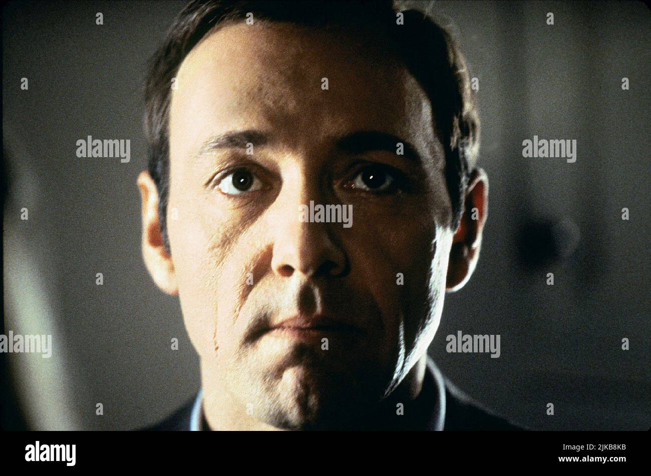 Kevin Spacey Film: American Beauty (USA 1999) personaggi: Lester Burnham regista: Sam Mendes 08 Settembre 1999 **ATTENZIONE** questa foto è solo per uso editoriale ed è copyright di DREAMWORKS SKG e/o del fotografo assegnato dalla Film o dalla Production Company e può essere riprodotta solo da pubblicazioni in concomitanza con la promozione del suddetto Film. È richiesto un credito obbligatorio per DREAMWORKS SKG. Il fotografo deve essere accreditato anche quando è noto. Nessun uso commerciale può essere concesso senza l'autorizzazione scritta della Film Company. Foto Stock