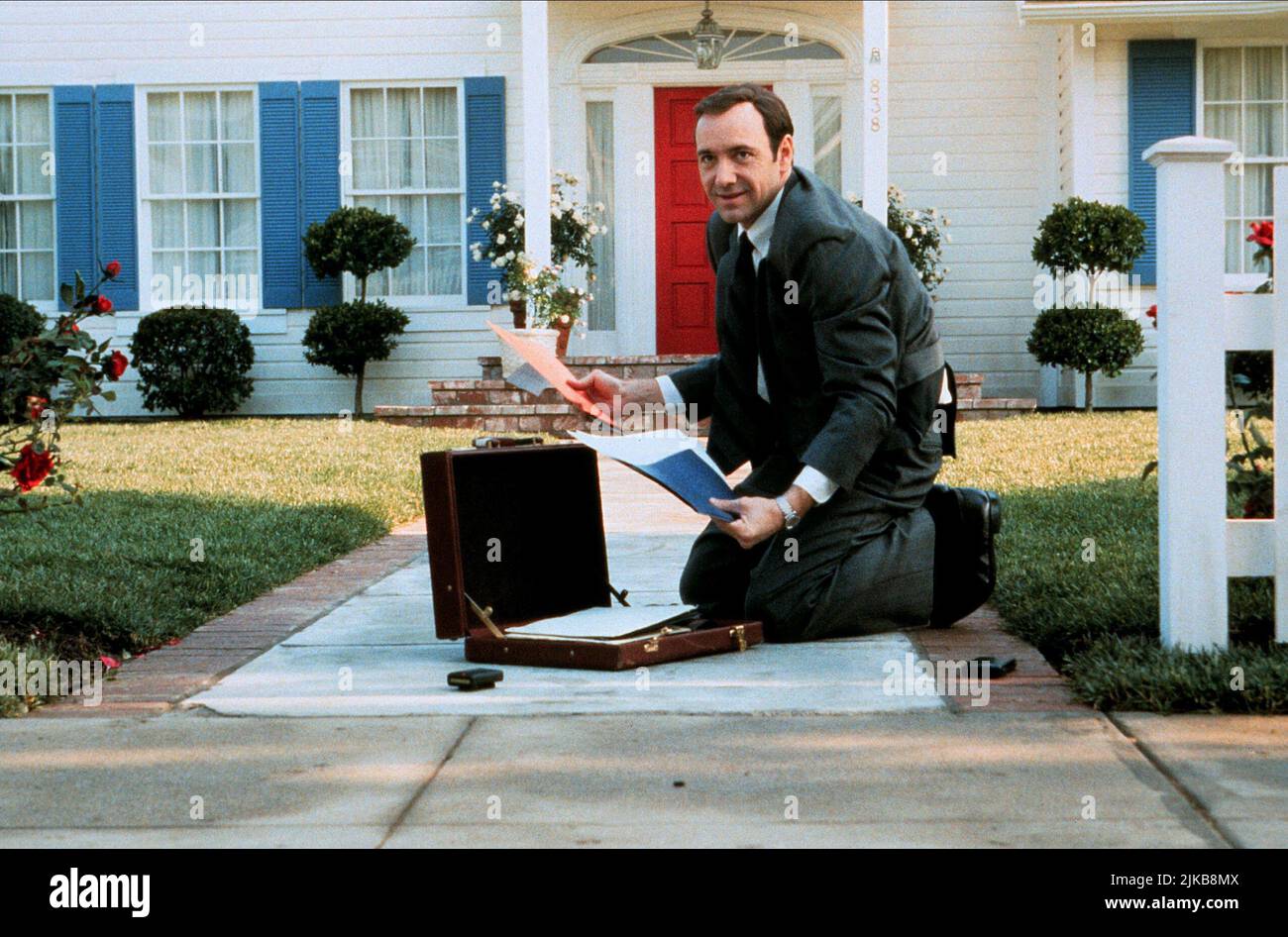 Kevin Spacey Film: American Beauty (USA 1999) personaggi: Lester Burnham regista: Sam Mendes 08 Settembre 1999 **ATTENZIONE** questa foto è solo per uso editoriale ed è copyright di DREAMWORKS SKG e/o del fotografo assegnato dalla Film o dalla Production Company e può essere riprodotta solo da pubblicazioni in concomitanza con la promozione del suddetto Film. È richiesto un credito obbligatorio per DREAMWORKS SKG. Il fotografo deve essere accreditato anche quando è noto. Nessun uso commerciale può essere concesso senza l'autorizzazione scritta della Film Company. Foto Stock