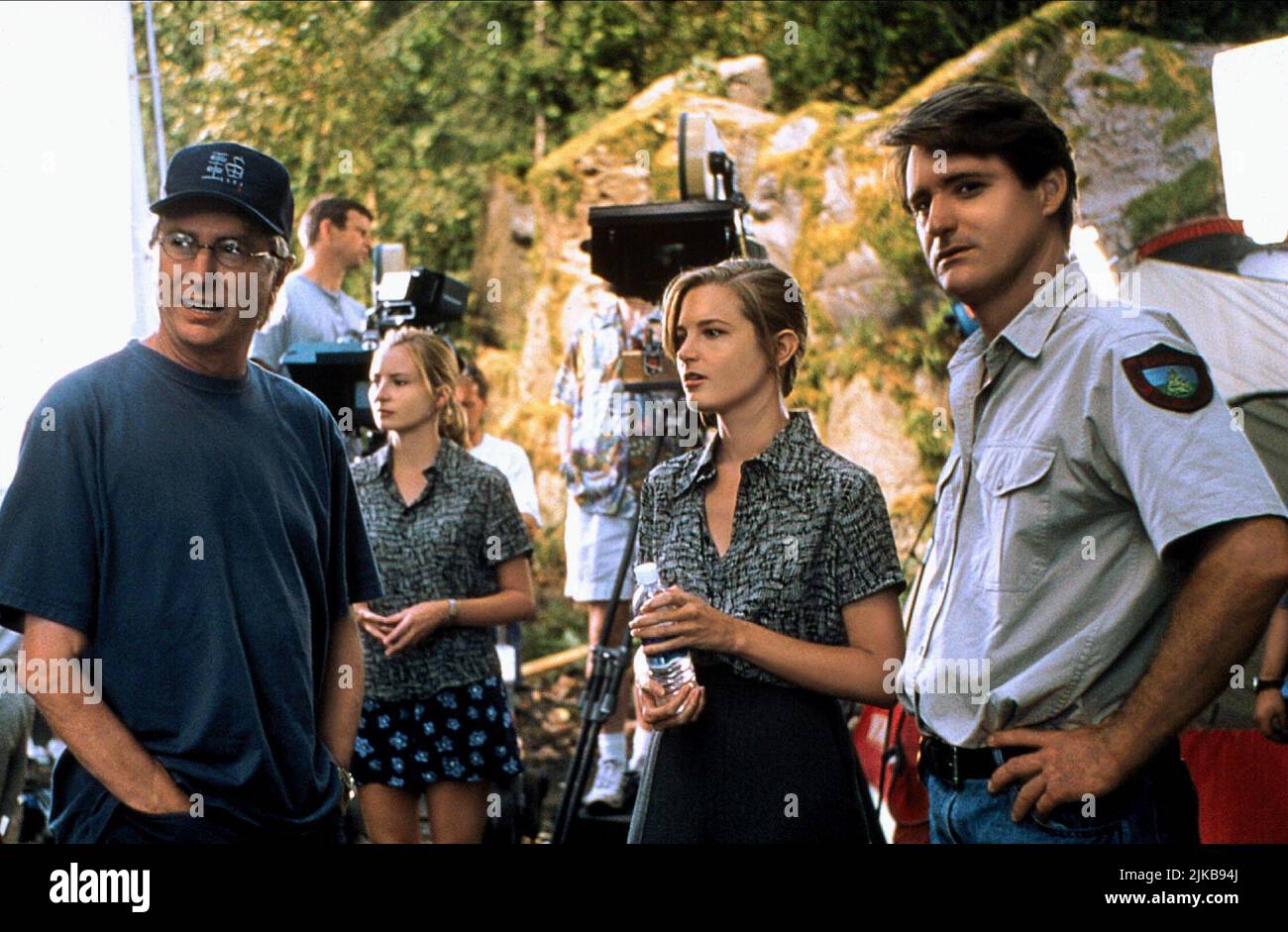 Steve Miner, Bridget fonda e Bill Pullman Film: Lake Placid (USA 1999) personaggi: Airplane Pilot (non accreditato), Kelly Scott & Jack Wells / TV-Titel: 'Lake Placid - Der Schrecken Aus Der Tiefe Direttore: Steve Miner 15 luglio 1999 **AVVISO** questa foto è solo per uso editoriale ed è il copyright delle IMMAGINI FOX 2000 e/o del fotografo assegnato dalla Film o dalla Società di produzione e può essere riprodotto solo da pubblicazioni in concomitanza con la promozione del suddetto Film. È richiesto un credito obbligatorio per LE FOTO DI FOX 2000. Il fotografo deve essere accreditato anche quando è noto. No com Foto Stock