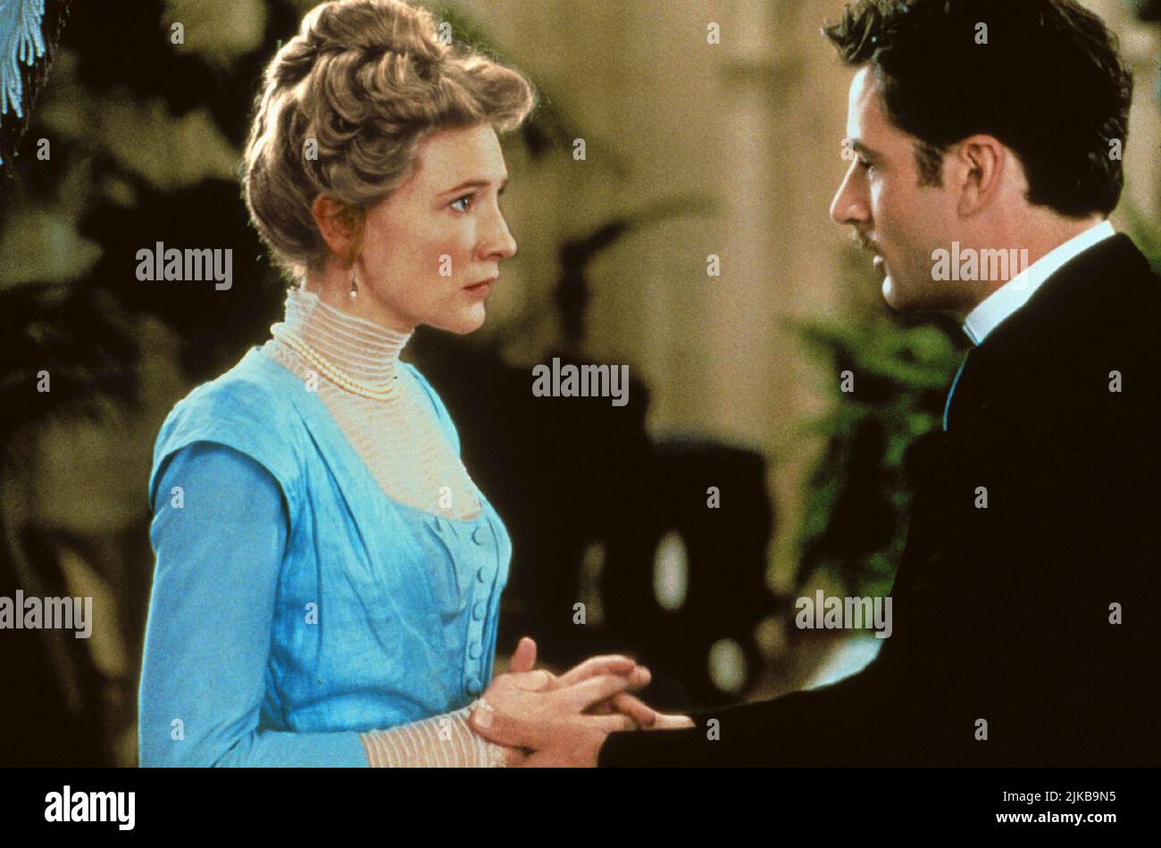 Cate Blanchett & Jeremy Northam Film: Un marito ideale (USA/UK/FR 1990) personaggi: Lady Gertrude Chiltern & Sir Robert Chiltern / Literaturverfilmung Nach DEM Stück 'Ein Idealer Gatte' (sulla base del gioco di Oscar Wilde) regista: Oliver Parker 16 Aprile 1999 **ATTENZIONE** questa foto è solo per uso editoriale ed è il copyright del CONSIGLIO D'ARTE D'INGHILTERRA e/o il fotografo assegnato dalla Film o dalla Società di produzione e può essere riprodotto solo da pubblicazioni in concomitanza con la promozione del suddetto Film. È richiesto un credito obbligatorio per L'ARTS COUNCIL OF ENGLAND. La fotografia Foto Stock