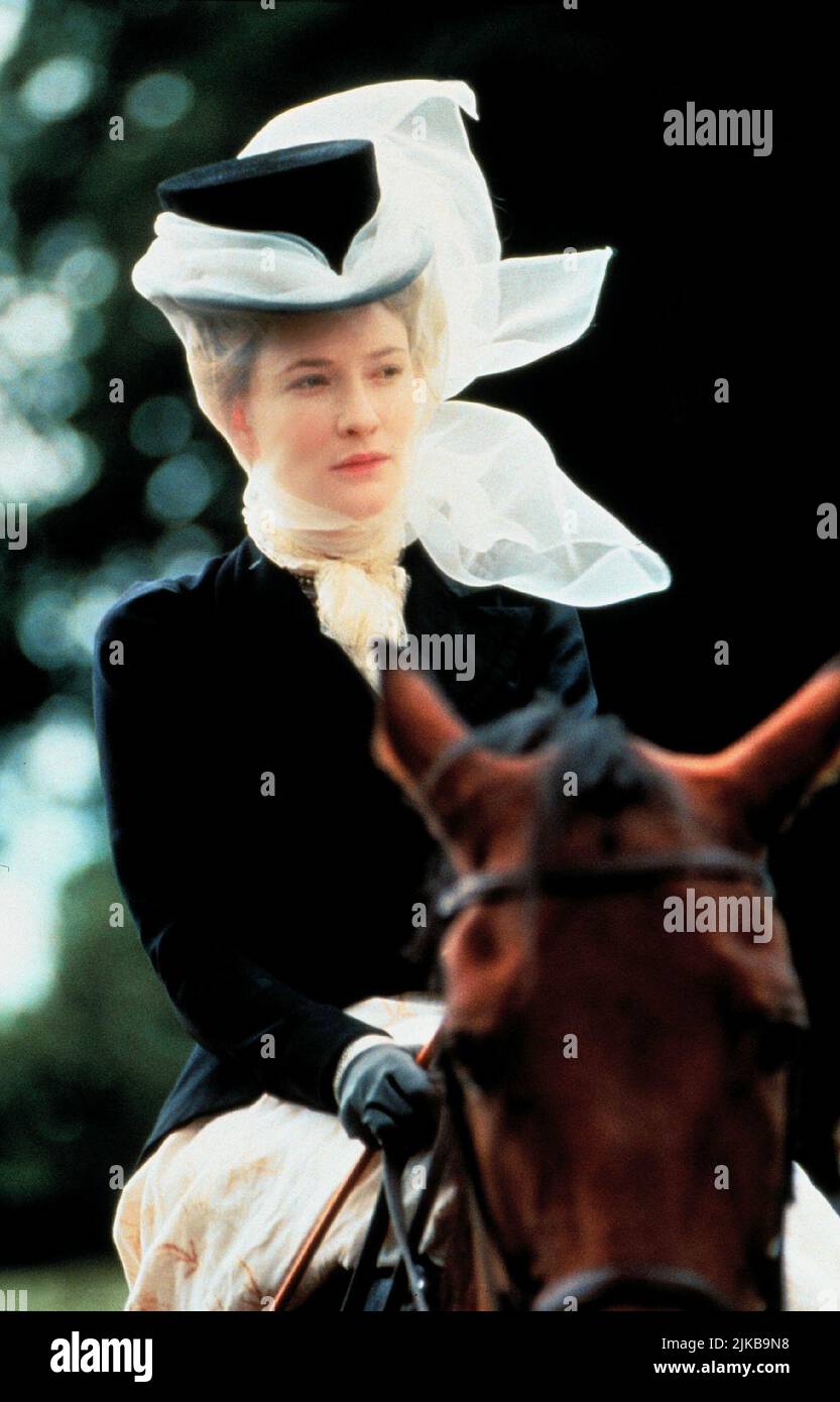 Cate Blanchett Film: An Ideal Husband (USA/UK/FR 1990) personaggi: Lady Gertrude Chiltern / Literaturverfilmung Nach DEM Stück 'Ein Idealer Gatte' (sulla base del gioco di Oscar Wilde) regista: Oliver Parker 16 Aprile 1999 **ATTENZIONE** questa foto è solo per uso editoriale ed è il copyright del CONSIGLIO D'ARTE D'INGHILTERRA e/o il fotografo assegnato dalla Film o dalla Società di produzione e può essere riprodotto solo da pubblicazioni in concomitanza con la promozione del suddetto Film. È richiesto un credito obbligatorio per L'ARTS COUNCIL OF ENGLAND. Il fotografo deve essere accreditato anche quando è noto. Foto Stock