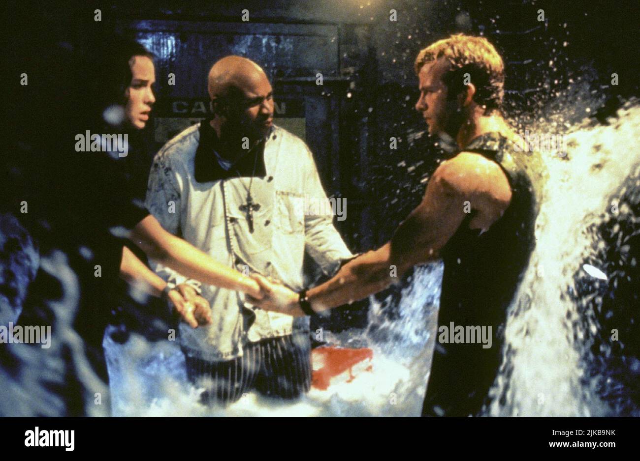 Saffron Burrows, ll Cool J & Thomas Jane Film: Deep Blue Sea (USA/AUS 1999) personaggi: Dr. Susan McCallister, Sherman 'Preacher' Dudley & carter Blake / James Todd Smith regista: Renny Harlin 26 luglio 1999 **AVVISO** questa foto è solo per uso editoriale ed è il copyright di WARNER BROS. E/o il fotografo assegnato dalla Film o dalla Production Company e può essere riprodotto solo da pubblicazioni in concomitanza con la promozione del suddetto Film. È richiesto un credito obbligatorio per WARNER BROS. Il fotografo deve essere accreditato anche quando è noto. Non può essere concesso alcun uso commerciale Foto Stock