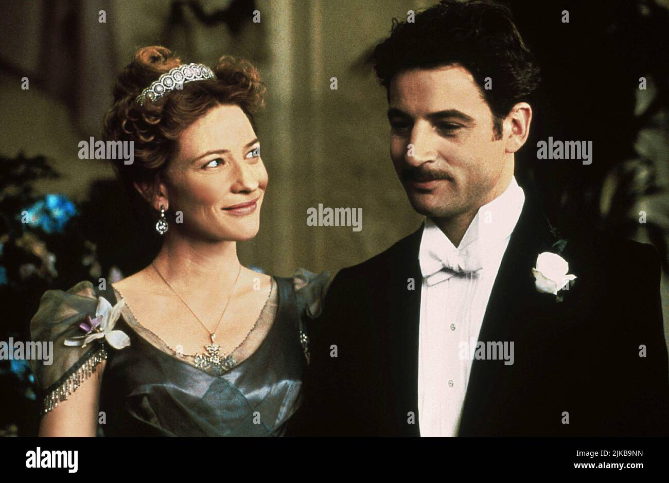 Cate Blanchett & Jeremy Northam Film: Un marito ideale (USA/UK/FR 1990) personaggi: Lady Gertrude Chiltern & Sir Robert Chiltern / Literaturverfilmung Nach DEM Stück 'Ein Idealer Gatte' (sulla base del gioco di Oscar Wilde) regista: Oliver Parker 16 Aprile 1999 **ATTENZIONE** questa foto è solo per uso editoriale ed è il copyright del CONSIGLIO D'ARTE D'INGHILTERRA e/o il fotografo assegnato dalla Film o dalla Società di produzione e può essere riprodotto solo da pubblicazioni in concomitanza con la promozione del suddetto Film. È richiesto un credito obbligatorio per L'ARTS COUNCIL OF ENGLAND. La fotografia Foto Stock