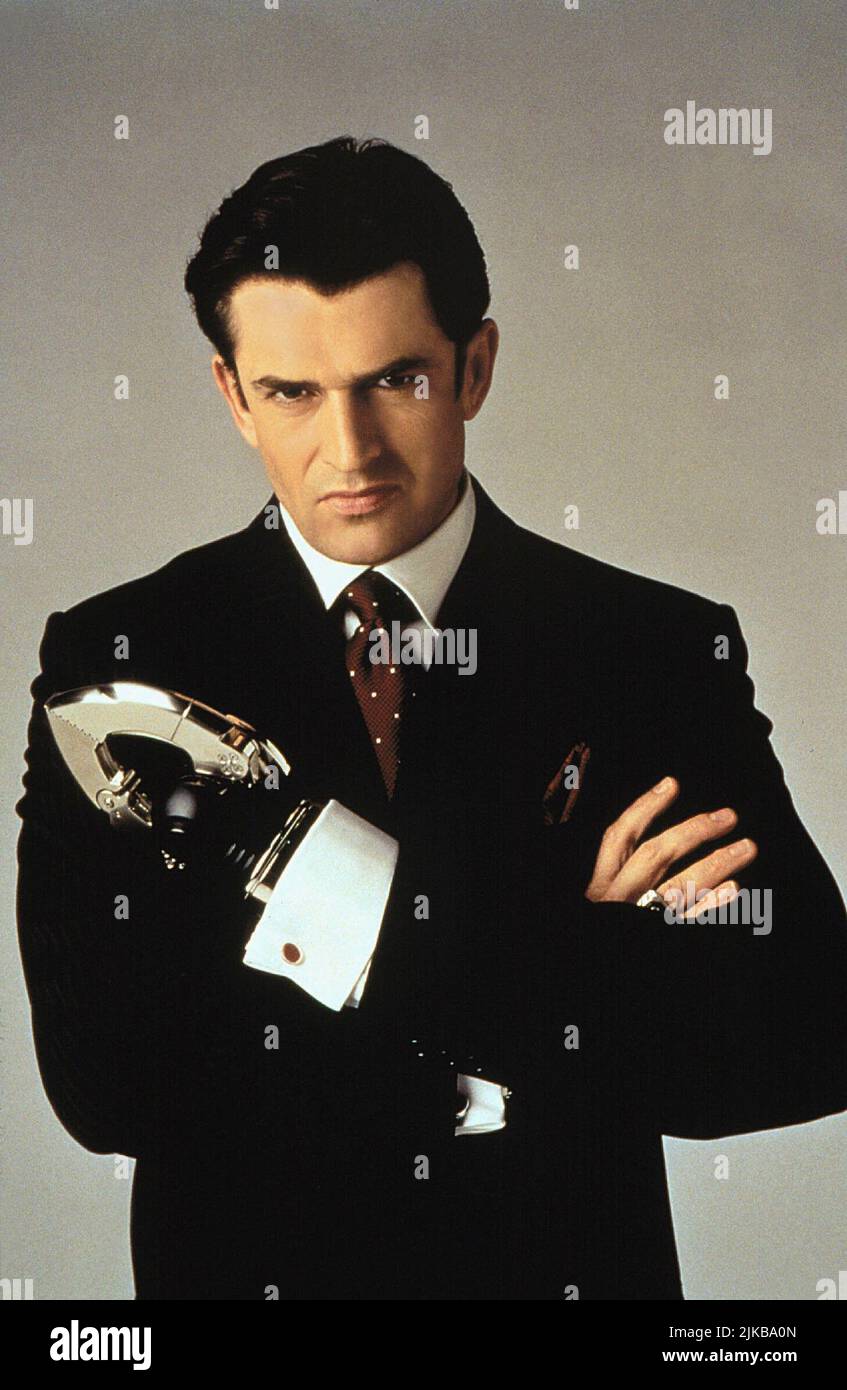 Rupert Everett Film: Inspector Gadget (USA 1999) personaggi: Sanford Scolex regista: David Kellogg 18 Luglio 1999 **ATTENZIONE** questa foto è solo per uso editoriale ed è copyright di WALT DISNEY PICTURESDIC ENTERTAINMENT e/o del fotografo assegnato dalla Film o dalla Società di produzione e può essere riprodotta solo da pubblicazioni in concomitanza con la promozione del suddetto Film. È richiesto un credito obbligatorio per L'INTRATTENIMENTO WALT DISNEY PICTURESDIC. Il fotografo deve essere accreditato anche quando è noto. Nessun uso commerciale può essere concesso senza autorizzazione scritta da parte del Film Comp Foto Stock