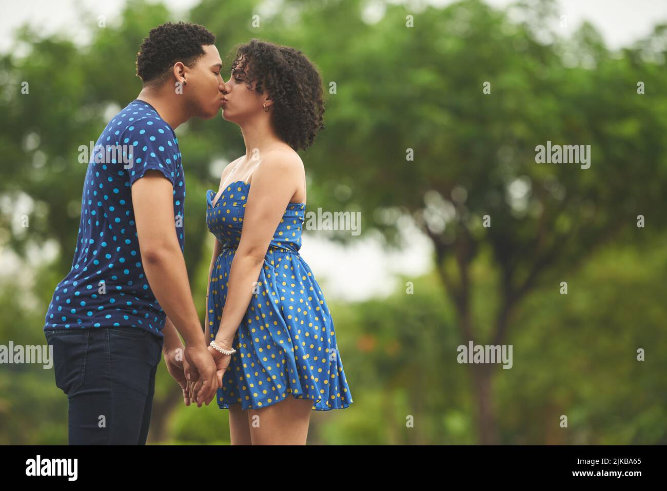 Baciare bella giovane coppia cubana innamorata Foto Stock