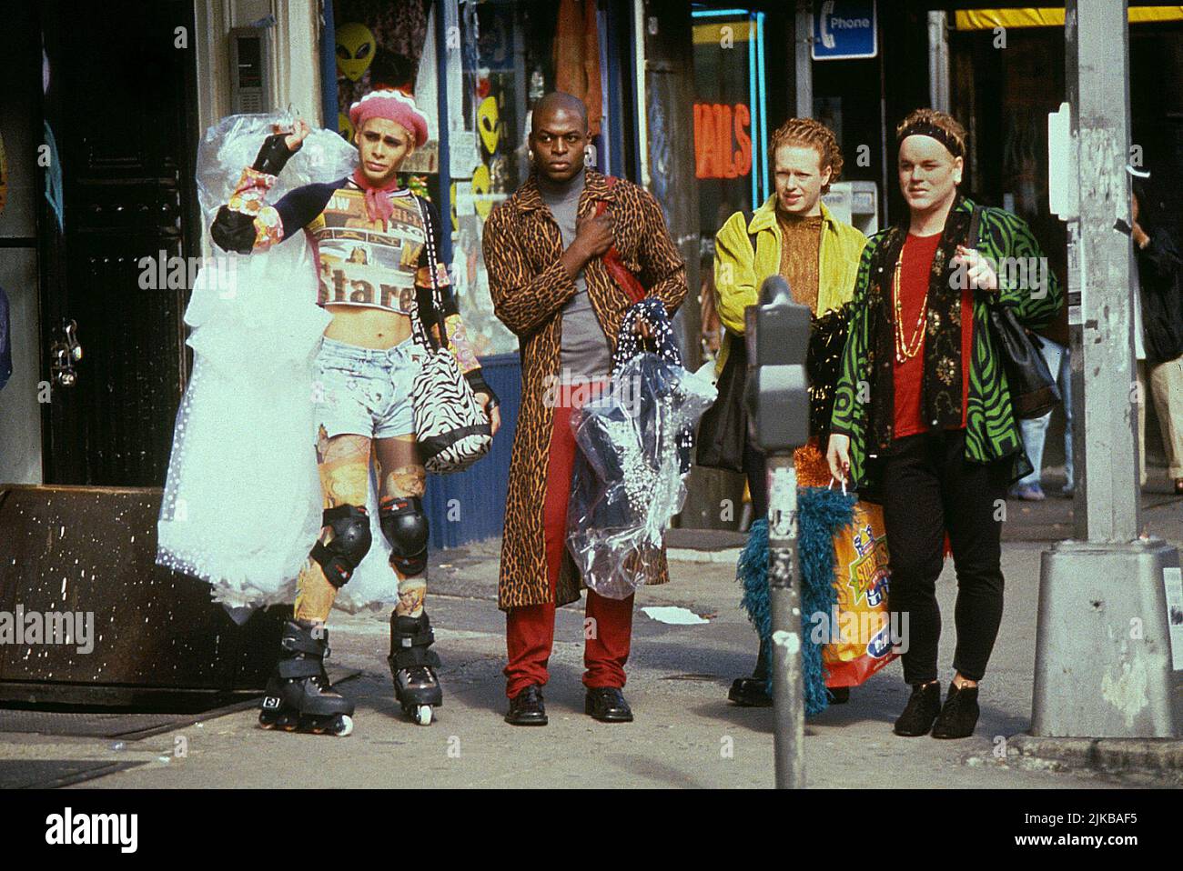 Wilson Jermaine Heredia,Nashom Benjamin,Scott Allen Cooper & Philip Seymour Hoffman Film: Flawless (USA 1999) personaggi: Cha-Cha,Amazing Grace,Ivana & Rusty regista: Joel Schumacher 24 Novembre 1999 **ATTENZIONE** questa fotografia è solo per uso editoriale ed è copyright di MGM e/o del fotografo assegnato dalla Film o dalla Società di produzione e può essere riprodotta solo da pubblicazioni in concomitanza con la promozione del suddetto Film. È richiesto un credito obbligatorio per MGM. Il fotografo deve essere accreditato anche quando è noto. Nessun uso commerciale può essere concesso senza autorizzazione scritta Foto Stock