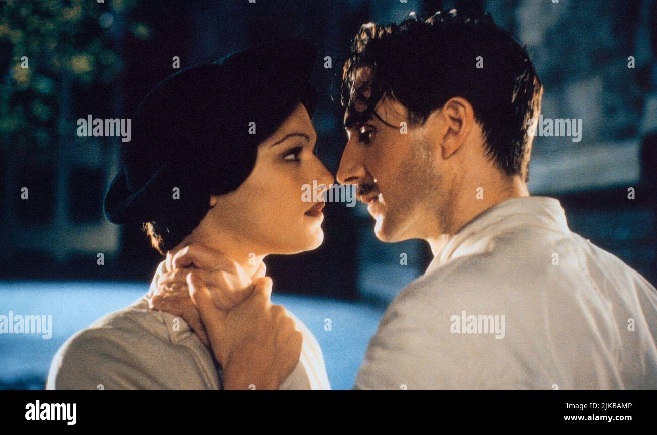 Ralph Fiennes & Rachel Weisz Film: Sunshine (1999) personaggi: Ignatz Sonnenschein / Adam Sors / Ivan Sors & Greta regista: István Szabó 13 Settembre 1999 **ATTENZIONE** questa fotografia è esclusivamente ad uso editoriale ed è copyright dei FILM DEL CANALE QUATTRO e/o del fotografo assegnato dalla Film o dalla Società di produzione e può essere riprodotta solo da pubblicazioni in concomitanza con la promozione del suddetto Film. È richiesto un credito obbligatorio per INCANALARE QUATTRO FILM. Il fotografo deve essere accreditato anche quando è noto. Nessun uso commerciale può essere concesso senza autorizzazione scritta da parte della pellicola C. Foto Stock