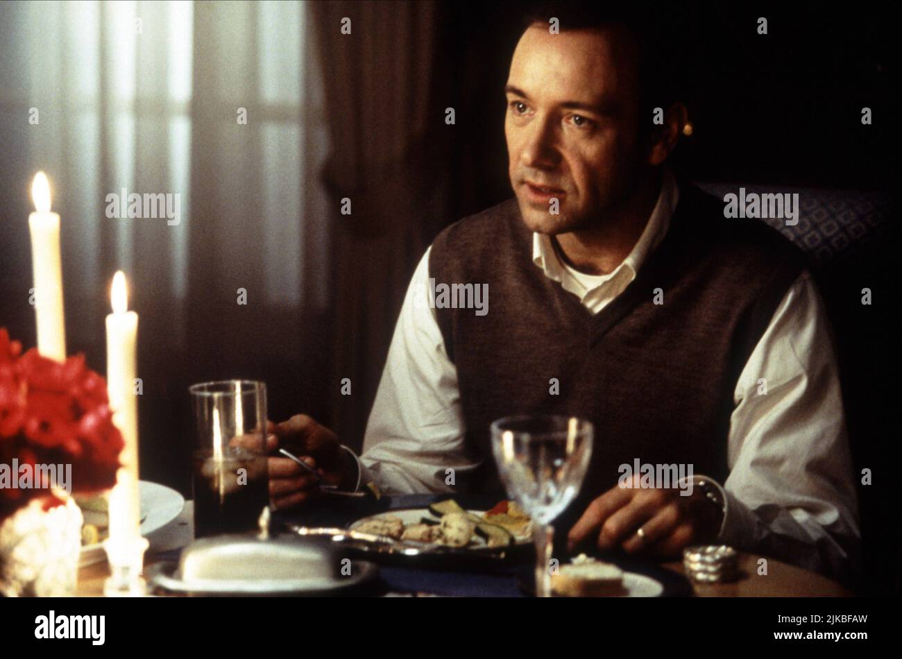 Kevin Spacey Film: American Beauty (USA 1999) personaggi: Lester Burnham regista: Sam Mendes 08 Settembre 1999 **ATTENZIONE** questa foto è solo per uso editoriale ed è copyright di DREAMWORKS SKG e/o del fotografo assegnato dalla Film o dalla Production Company e può essere riprodotta solo da pubblicazioni in concomitanza con la promozione del suddetto Film. È richiesto un credito obbligatorio per DREAMWORKS SKG. Il fotografo deve essere accreditato anche quando è noto. Nessun uso commerciale può essere concesso senza l'autorizzazione scritta della Film Company. Foto Stock