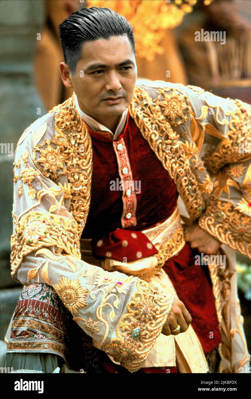 Chow Yun-Fat Film: Anna e il Re (1999) personaggi: Re Mongku regista: Andy Tennant 06 Dicembre 1999 **ATTENZIONE** questa foto è solo per uso editoriale ed è il copyright di FOX 2000 / ANDREW COOPER e/o il fotografo assegnato dalla Film o dalla Società di produzione e può essere riprodotto solo da pubblicazioni in concomitanza con la promozione del suddetto Film. È richiesto un credito obbligatorio per FOX 2000 / ANDREW COOPER. Nessun uso commerciale può essere concesso senza l'autorizzazione scritta della Film Company. Foto Stock