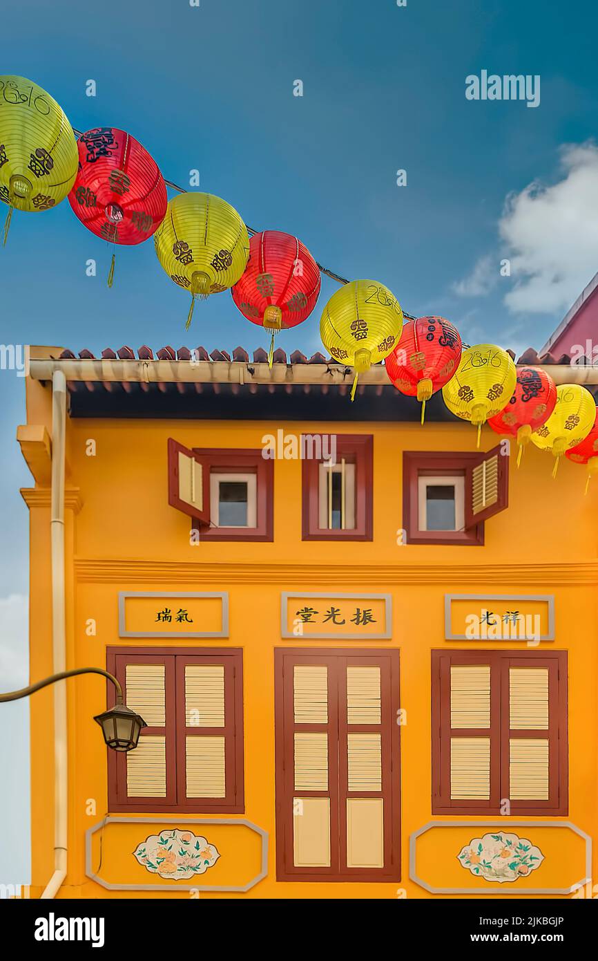 Tradizionale casa di botteghe gialle a Chinatown di Singapore con lanterne cinesi Foto Stock