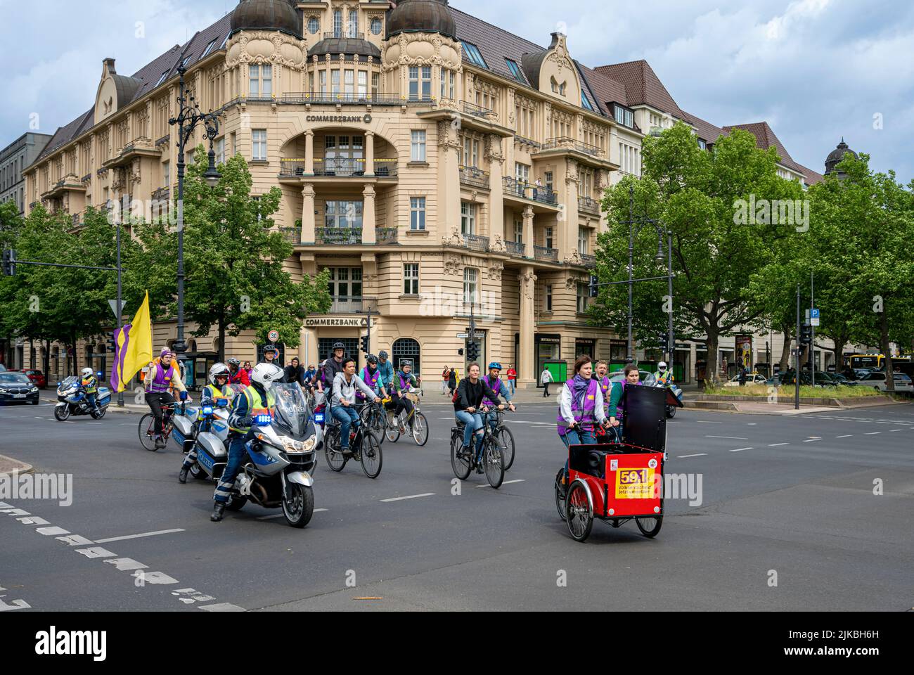 La polizia di Berlino accompagna Una sfilata di biciclette a Kurfürstendamm, Germania Foto Stock