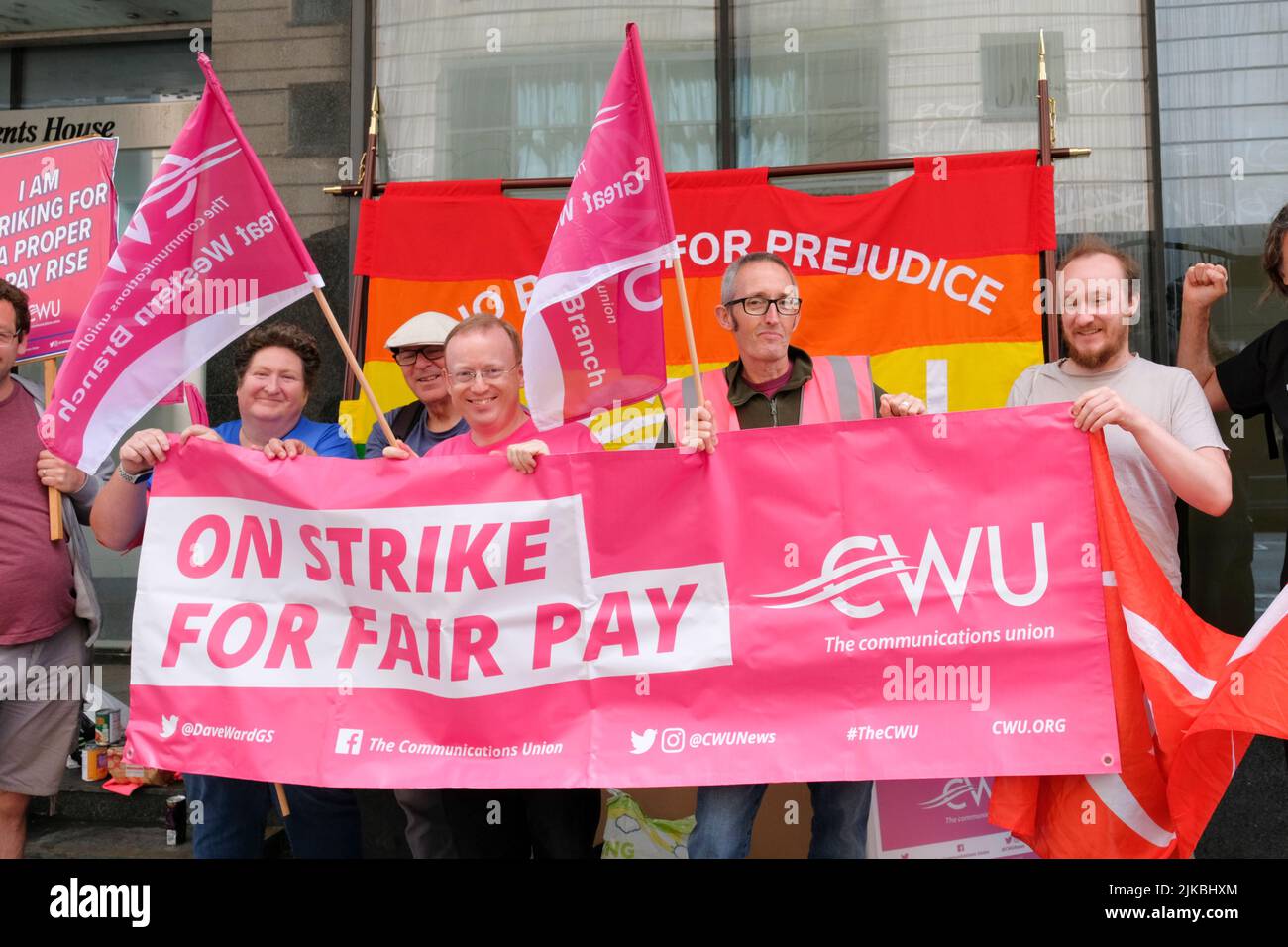 Bristol, Regno Unito. 1st ago 2022. Gli ingegneri BT OpenREACH che sono membri della Communications Workers Union CWU sono in sciopero. Nella foto è raffigurata la linea raffigurata all'esterno della Centrale telefonica di Bristol. Gli sciatori sono preoccupati per un'offerta di retribuzione al di sotto dell'inflazione. Credit: JMF News/Alamy Live News Foto Stock