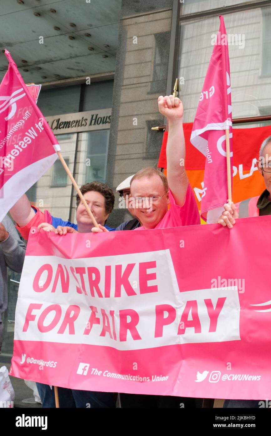 Bristol, Regno Unito. 1st ago 2022. Gli ingegneri BT OpenREACH che sono membri della Communications Workers Union CWU sono in sciopero. Nella foto è raffigurata la linea raffigurata all'esterno della Centrale telefonica di Bristol. Gli sciatori sono preoccupati per un'offerta di retribuzione al di sotto dell'inflazione. Credit: JMF News/Alamy Live News Foto Stock