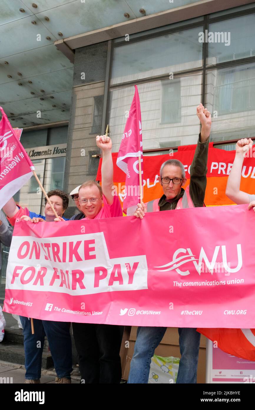 Bristol, Regno Unito. 1st ago 2022. Gli ingegneri BT OpenREACH che sono membri della Communications Workers Union CWU sono in sciopero. Nella foto è raffigurata la linea raffigurata all'esterno della Centrale telefonica di Bristol. Gli sciatori sono preoccupati per un'offerta di retribuzione al di sotto dell'inflazione. Credit: JMF News/Alamy Live News Foto Stock
